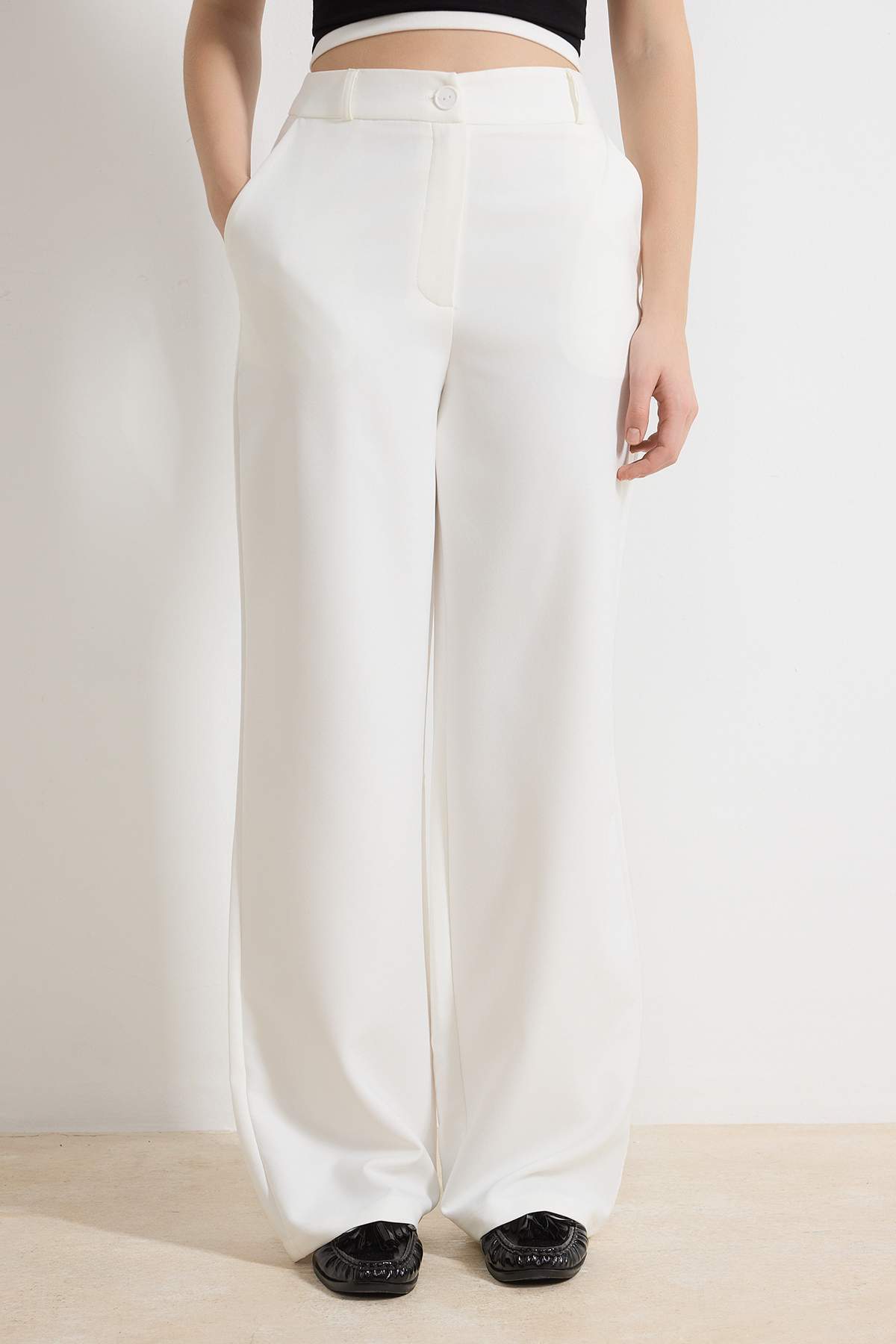 Trendyolmilla  Beyaz Wide Leg/Geniş Paça Bootcut Dokuma Kumaş Pantolon TWOAW21PL0332 - Görsel 3