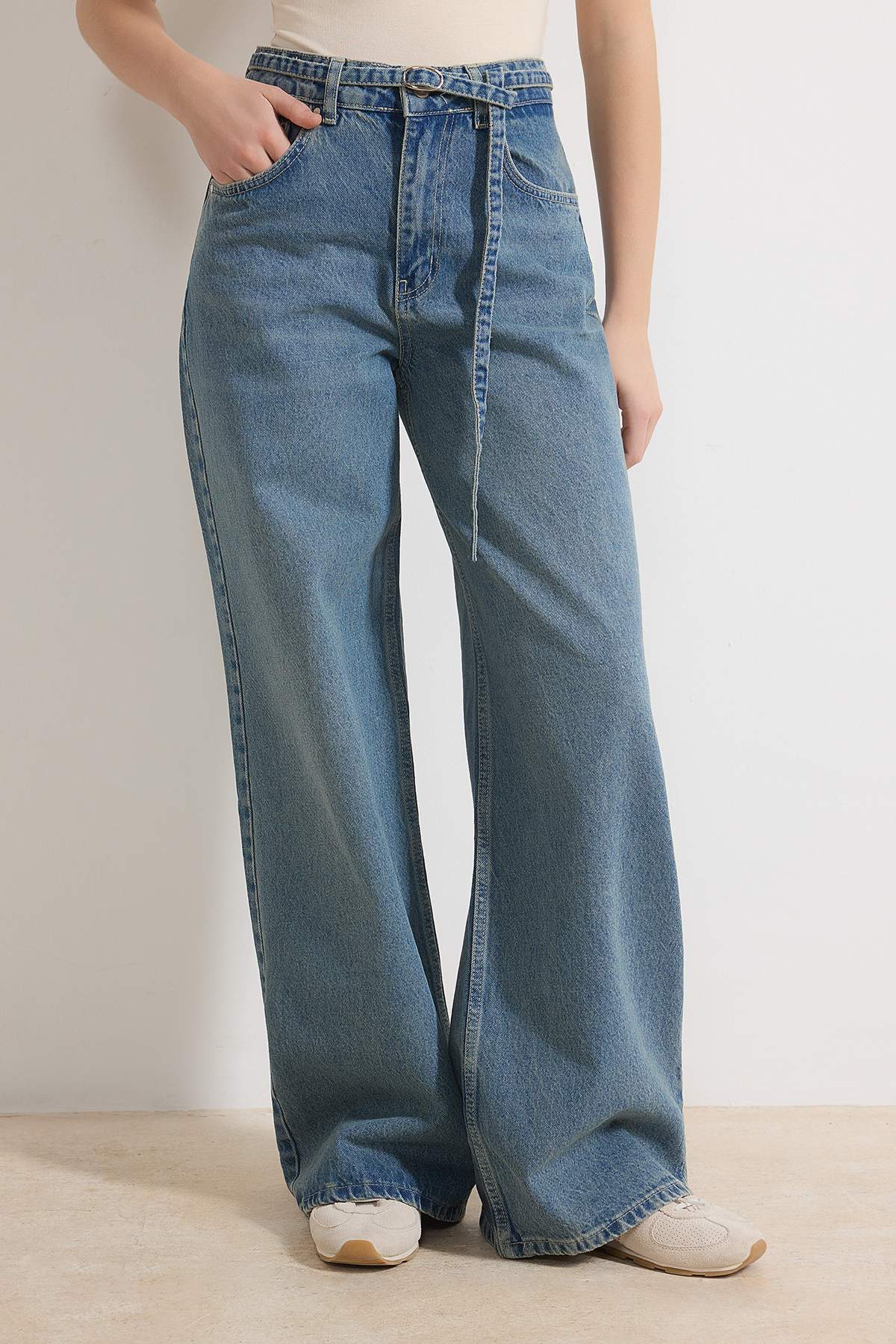 Trendyolmilla  Mavi Kemerli Yüksek Bel Geniş Paça Wide Leg %100 Pamuk Jeans TWOSS26JE00085 - Görsel 3