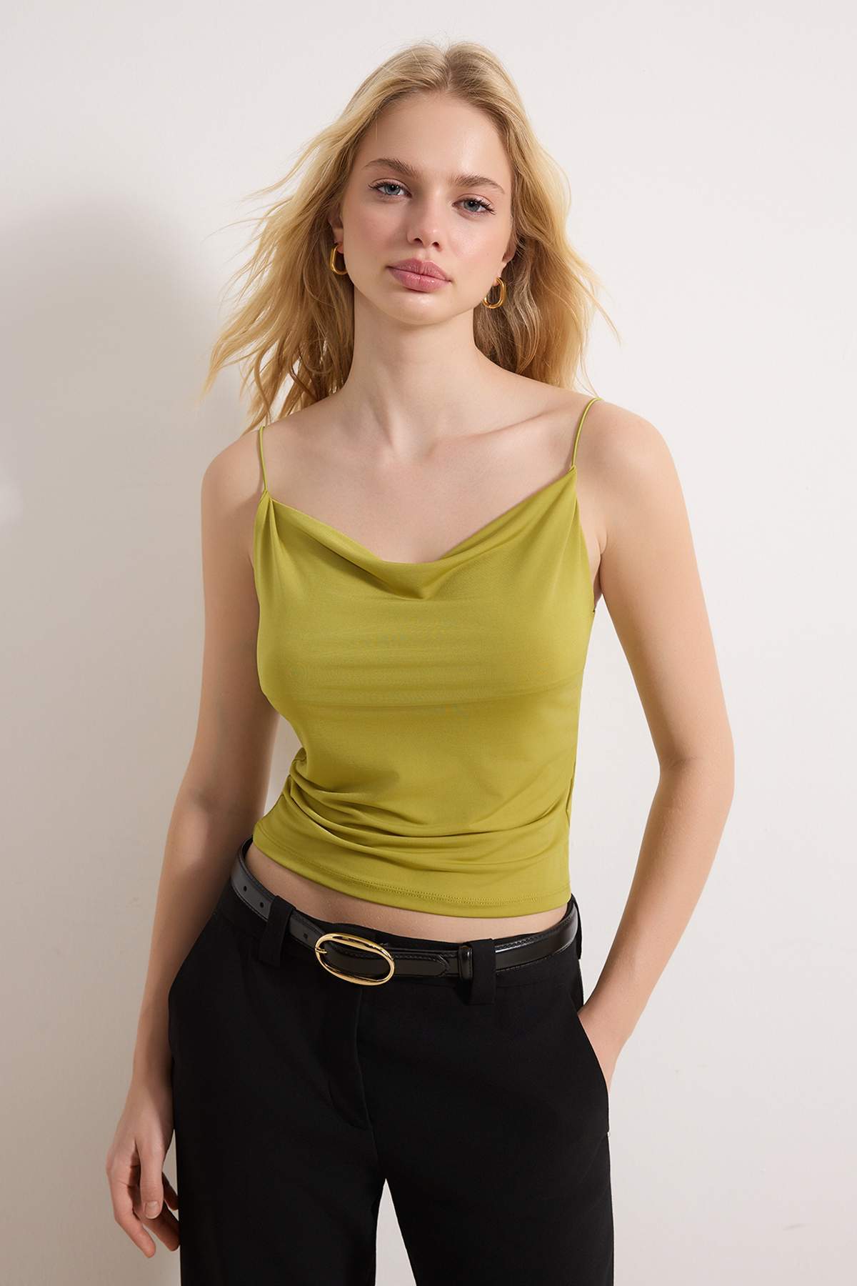 Trendyolmilla Yağ Yeşili Fitted/Vücuda Oturan Degaje Yaka Esnek Örme Bluz TWOSS21BZ0667