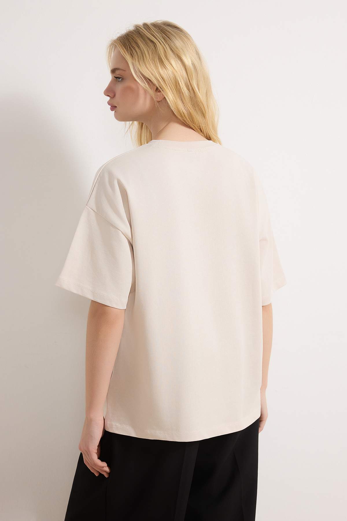 Trendyolmilla  Taş Oversize/Geniş Kalıp Fular Detaylı Uzun 30/2 Penye Süprem Örme T-Shirt TWOSS26TS00057 - Görsel 4