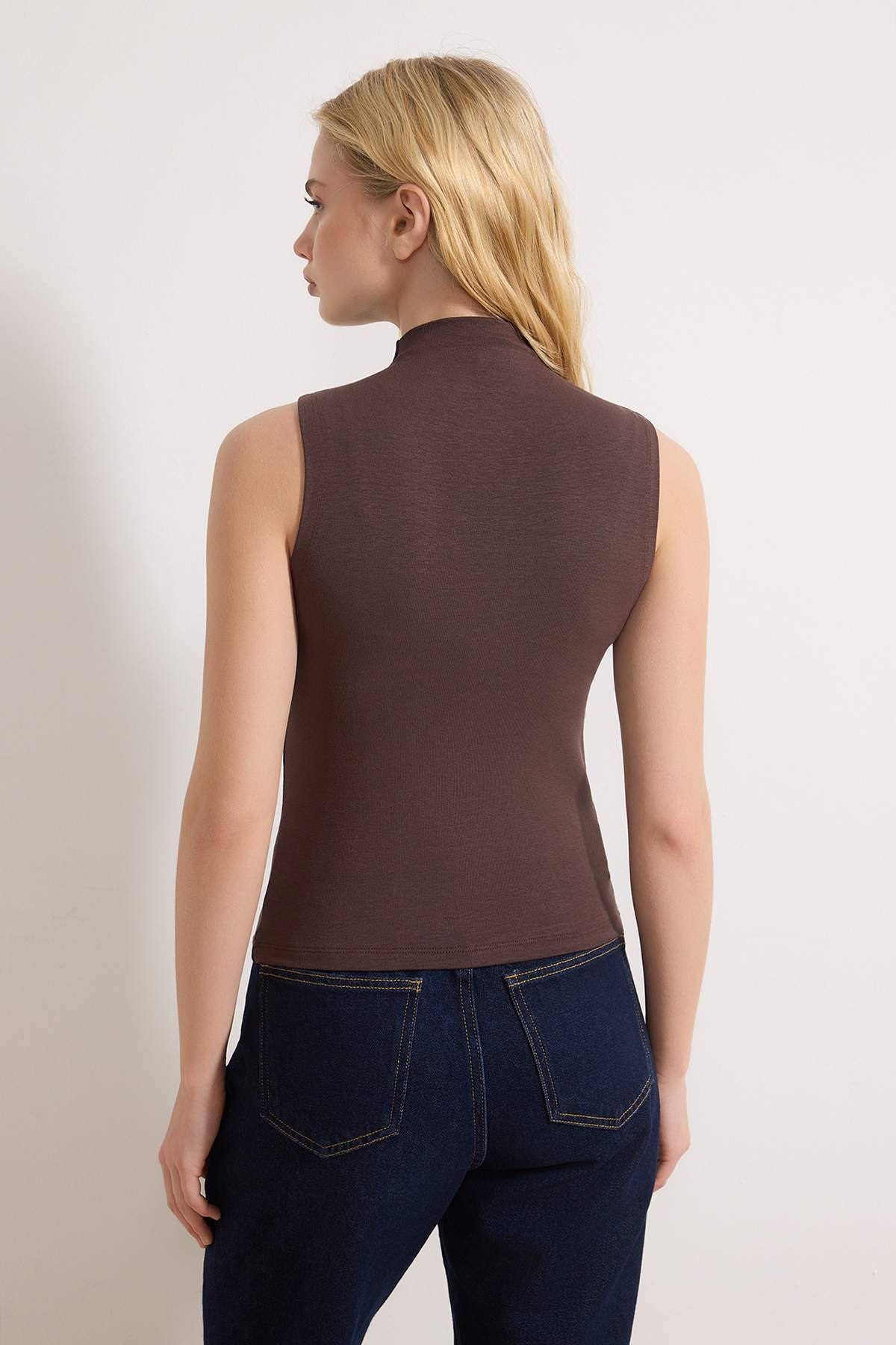 Trendyolmilla  Kahverengi Dik Yaka Sıfır Kol Süper Esnek Regular Boy Örme Bluz TWOSS25BZ00200 - Görsel 4