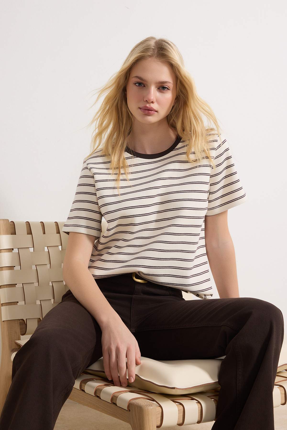 Trendyolmilla  Kahverengi Çizgili Regular/Normal Kalıp Kısa Kollu Tok İnterlok Örme T-Shirt TWOSS26TS00067 - Görsel 2