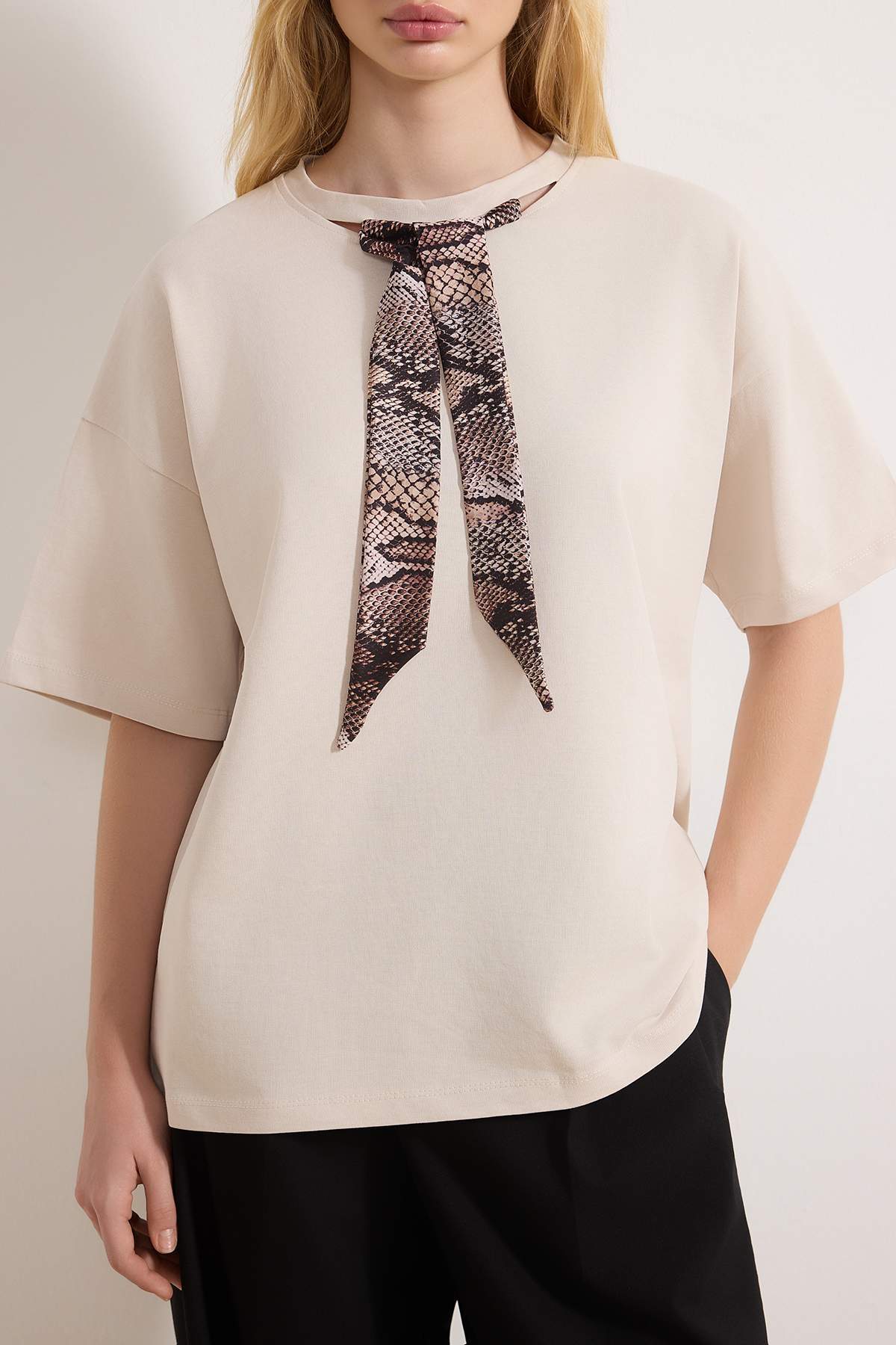 Trendyolmilla  Taş Oversize/Geniş Kalıp Fular Detaylı Uzun 30/2 Penye Süprem Örme T-Shirt TWOSS26TS00057 - Görsel 3