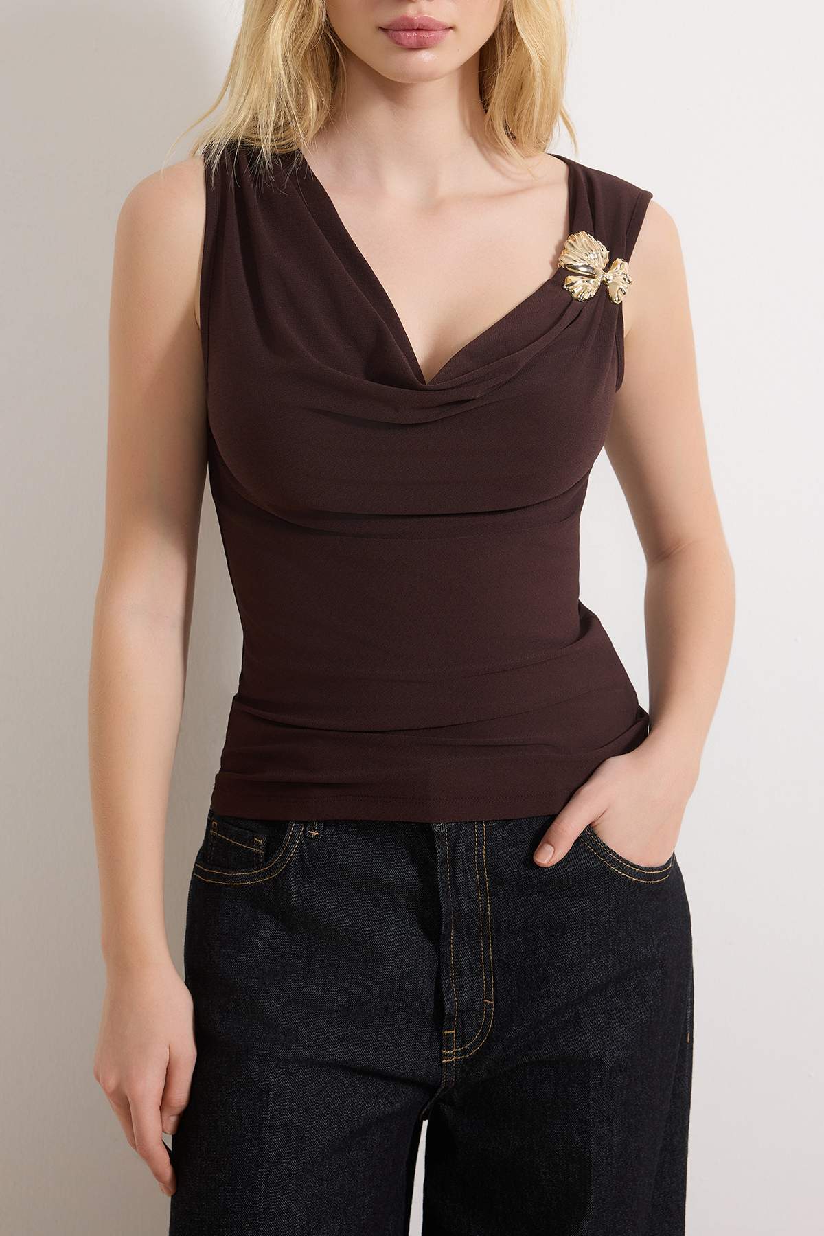 Trendyolmilla  Kahverengi Fitted/Vücuda Oturan Degaje Yaka Aksesuar Detaylı Esnek Örme Bluz TWOSS26BZ00265 - Görsel 3