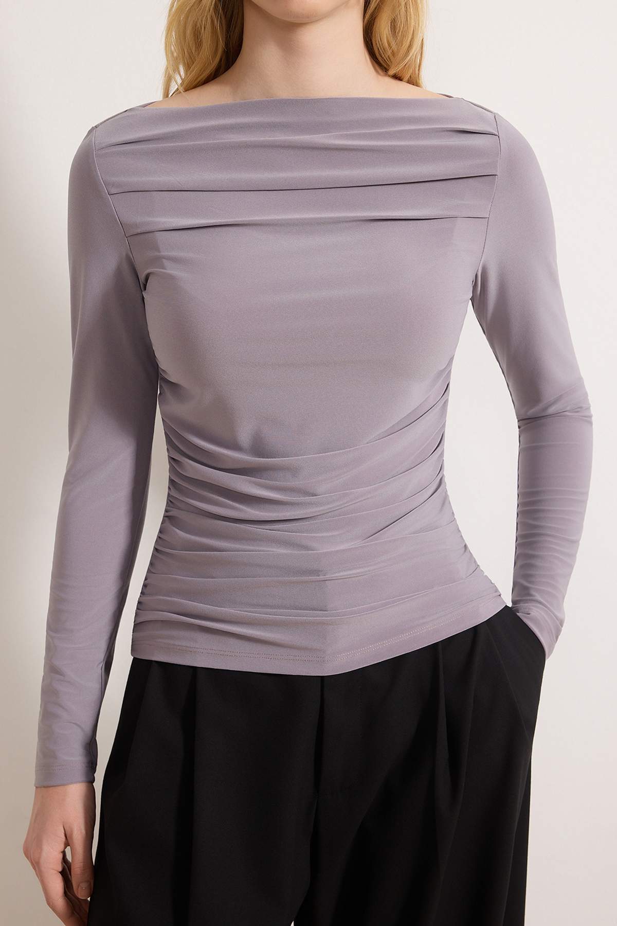 Trendyolmilla  Vizon Kayık Yaka Drapeli Vücuda Oturan Esnek Örme Bluz TWOAW25BZ00109 - Görsel 3