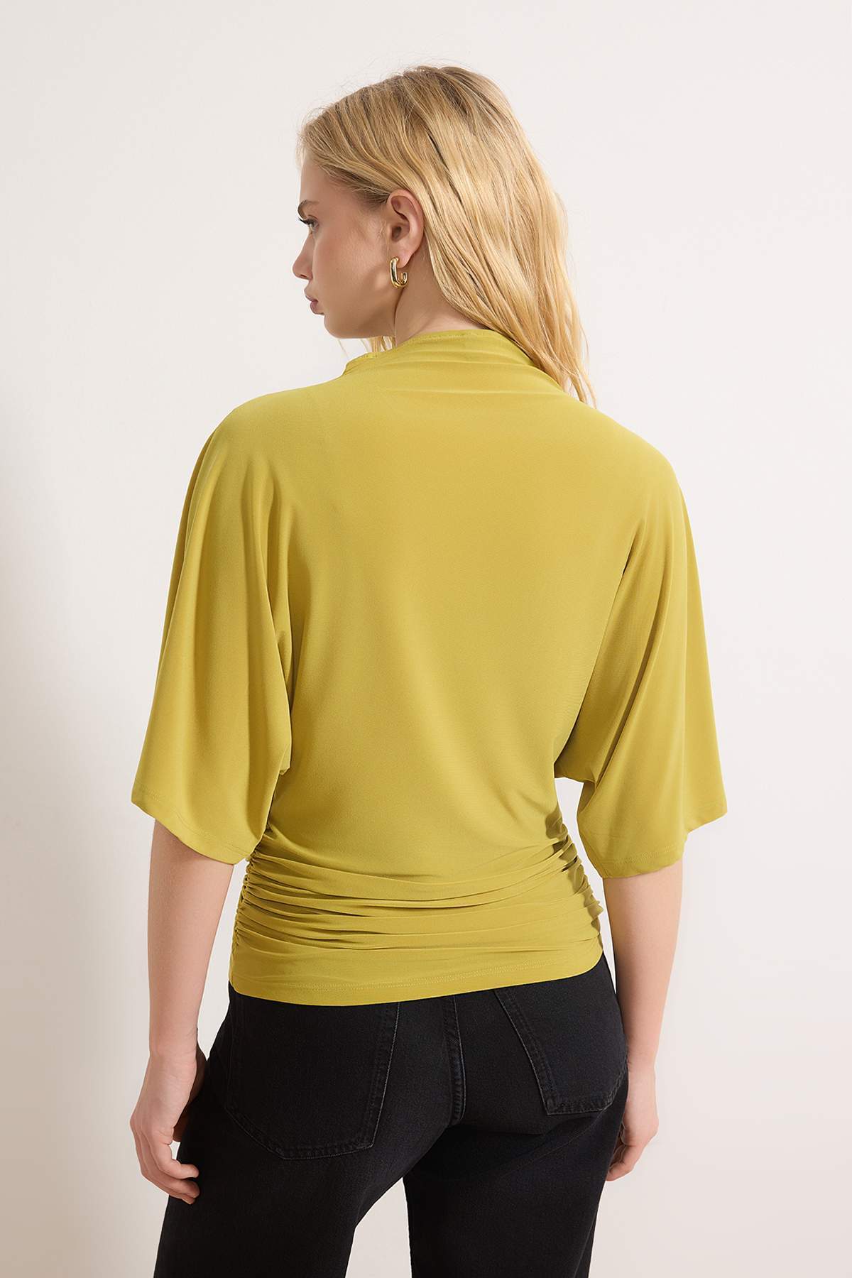 Trendyolmilla  Yağ Yeşil Fitted/Vücuda Oturan Kayık Yaka Yarasa Kol Kısa Kollu Esnek Örme Bluz TWOSS26BZ00020 - Görsel 5