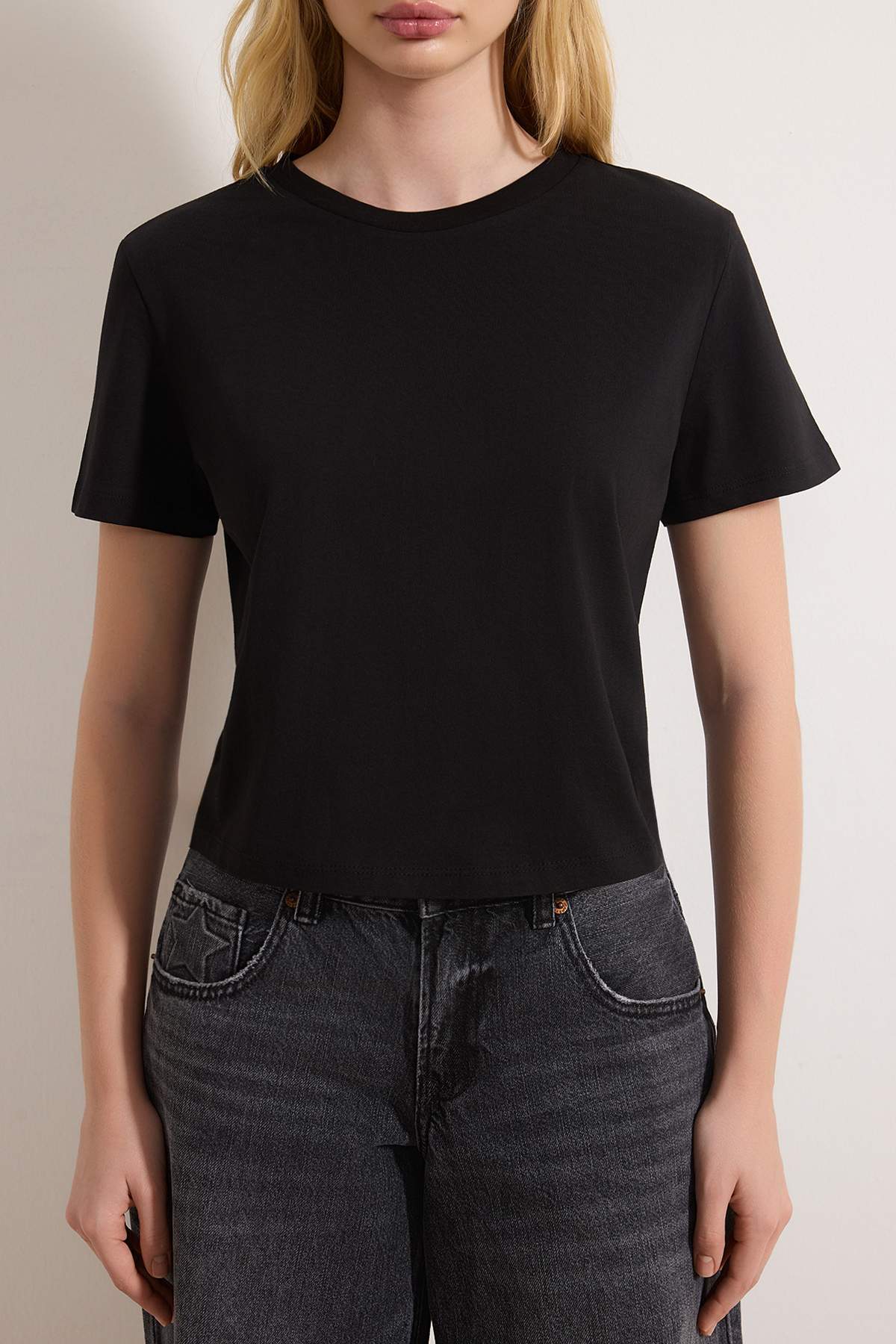 Trendyolmilla  Gri Melanj-Siyah 2'li Paket %100 Pamuk Crop Bisiklet Yaka Örme T-Shirt TWOSS20TS1480 - Görsel 6