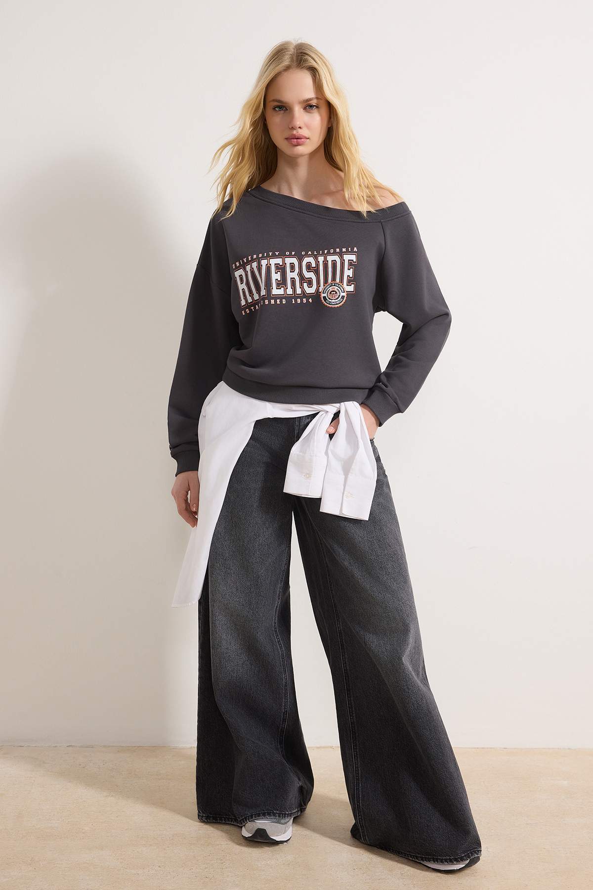 Trendyolmilla  Teen Antrasit Slogan Baskılı Açık Omuzlu Örme Sweatshirt TWOAW26SW00201