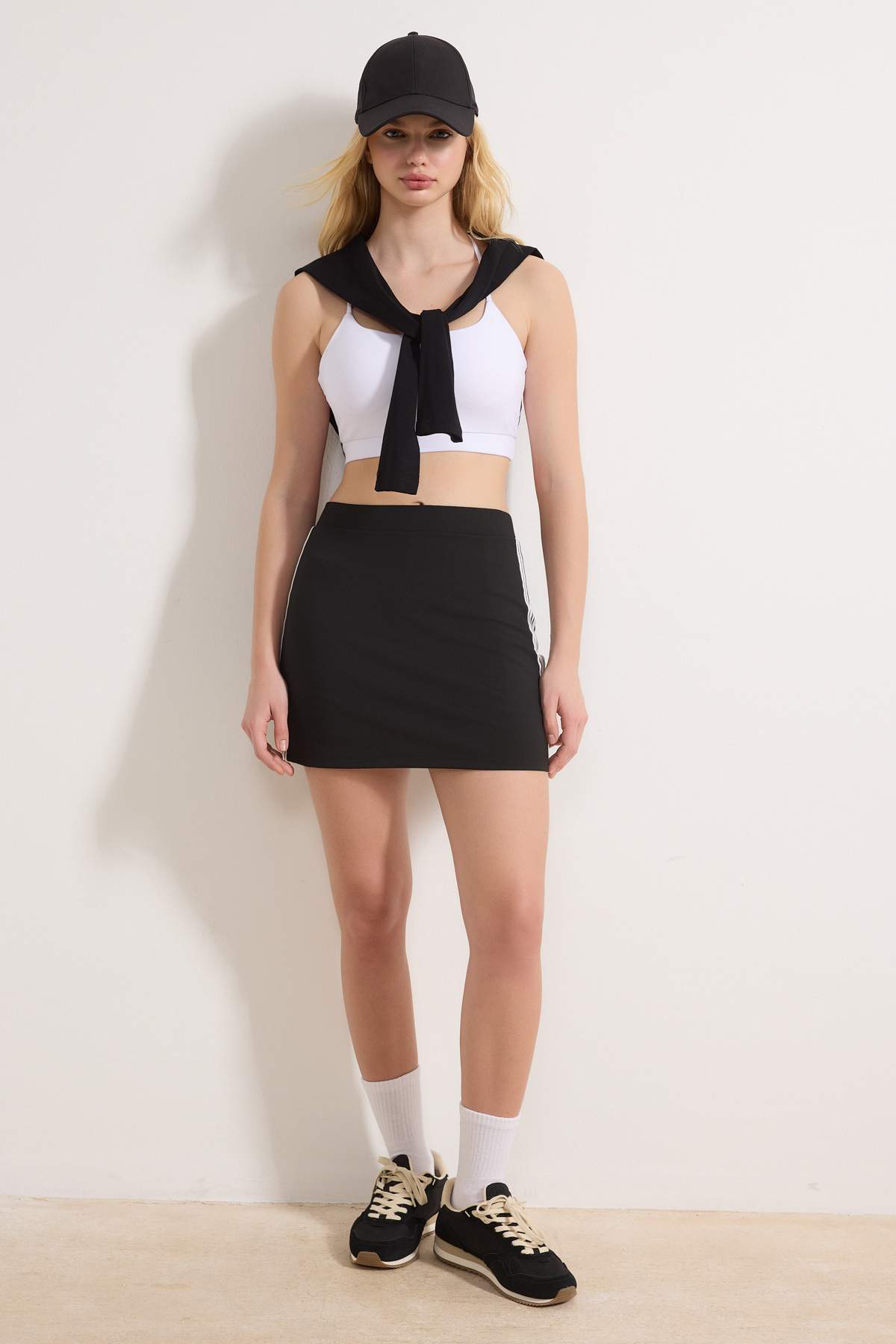 Trendyolmilla  Siyah Çizgili 2 Katmanlı İçi Şortlu Örme Spor Şort Etek THMSS26SR00001 - Görsel 2