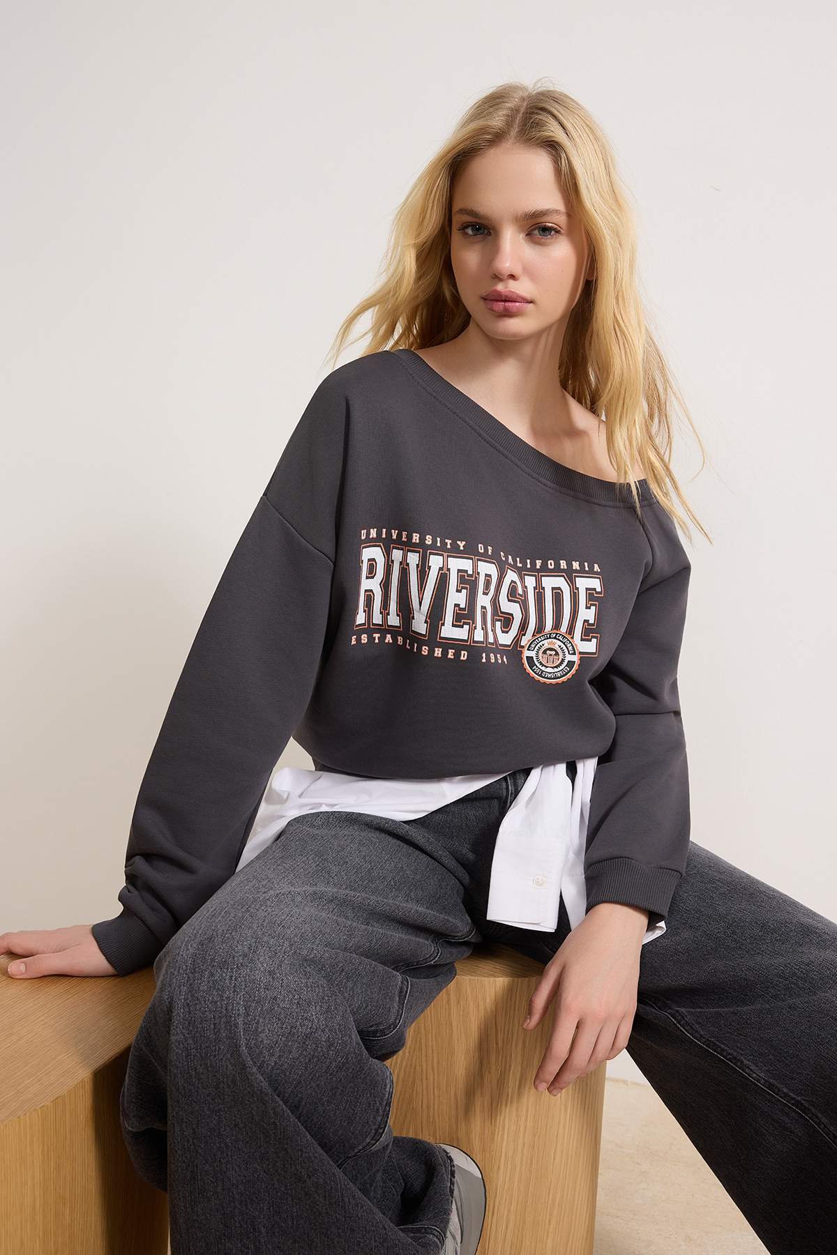 Trendyolmilla  Teen Antrasit Slogan Baskılı Açık Omuzlu Örme Sweatshirt TWOAW26SW00201 - Görsel 2