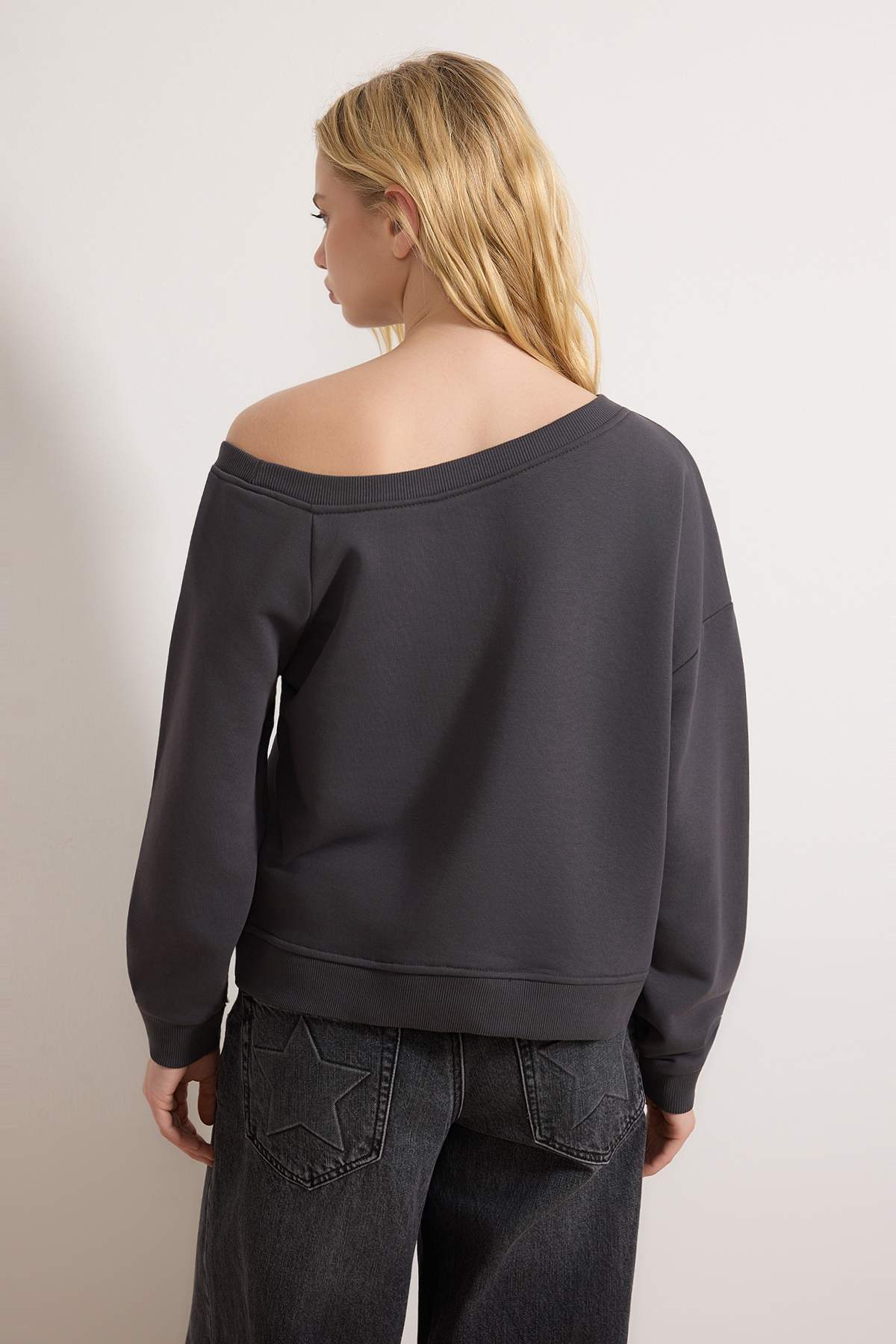 Trendyolmilla  Teen Antrasit Slogan Baskılı Açık Omuzlu Örme Sweatshirt TWOAW26SW00201 - Görsel 4