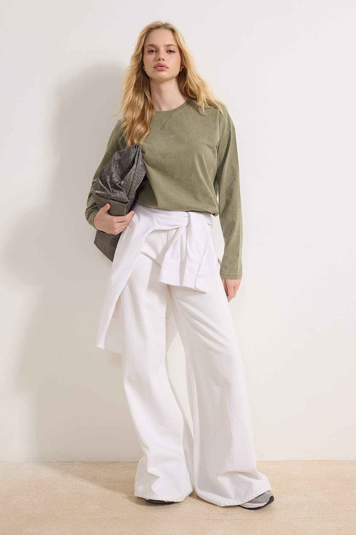 Trendyolmilla  Haki Kalın Pamuklu Eskitme Efektli Relaxed Kalıp Bisiklet Yaka Uzun Kol Örme T-Shirt TWOAW24TS00006 - Görsel 2