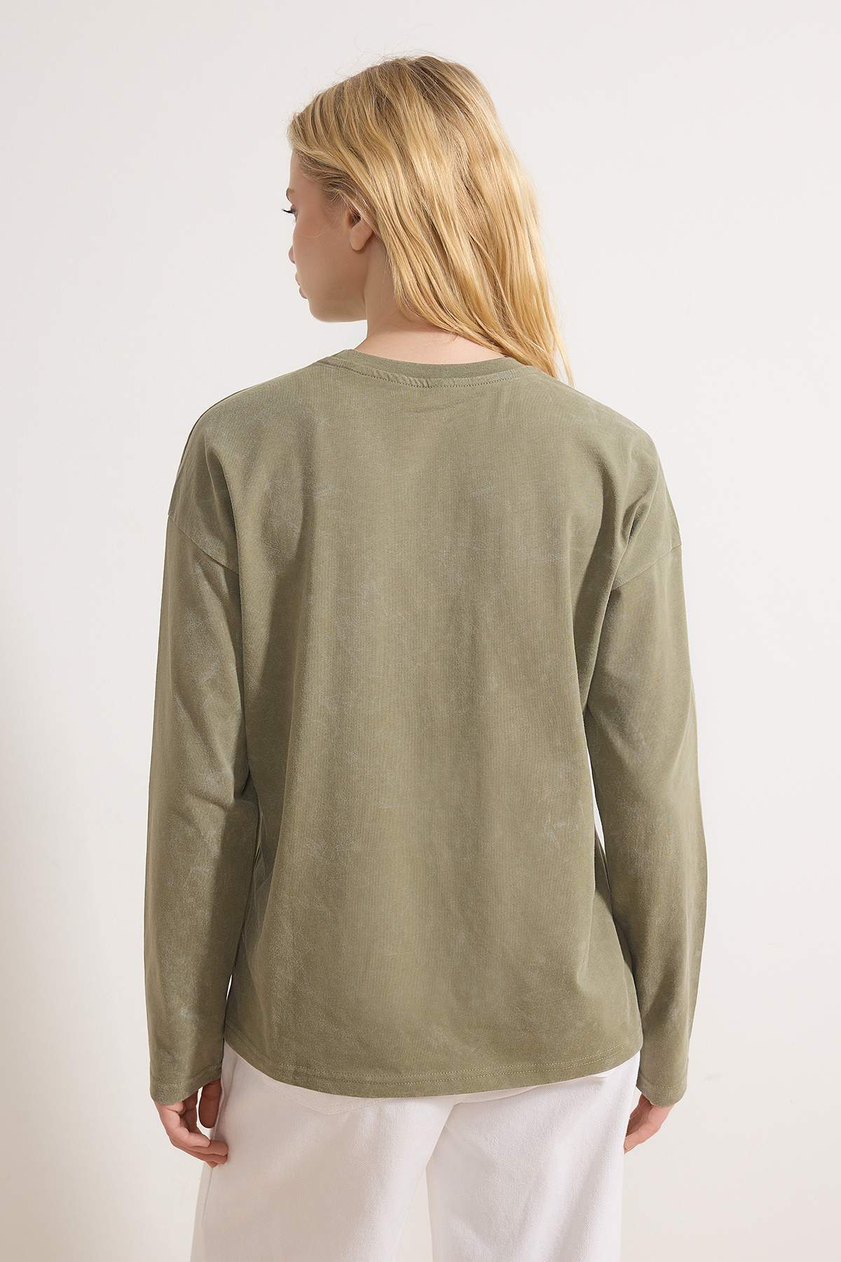 Trendyolmilla  Haki Kalın Pamuklu Eskitme Efektli Relaxed Kalıp Bisiklet Yaka Uzun Kol Örme T-Shirt TWOAW24TS00006 - Görsel 4