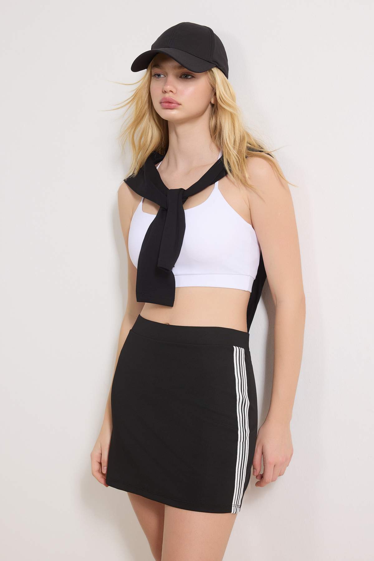 Trendyolmilla  Siyah Çizgili 2 Katmanlı İçi Şortlu Örme Spor Şort Etek THMSS26SR00001