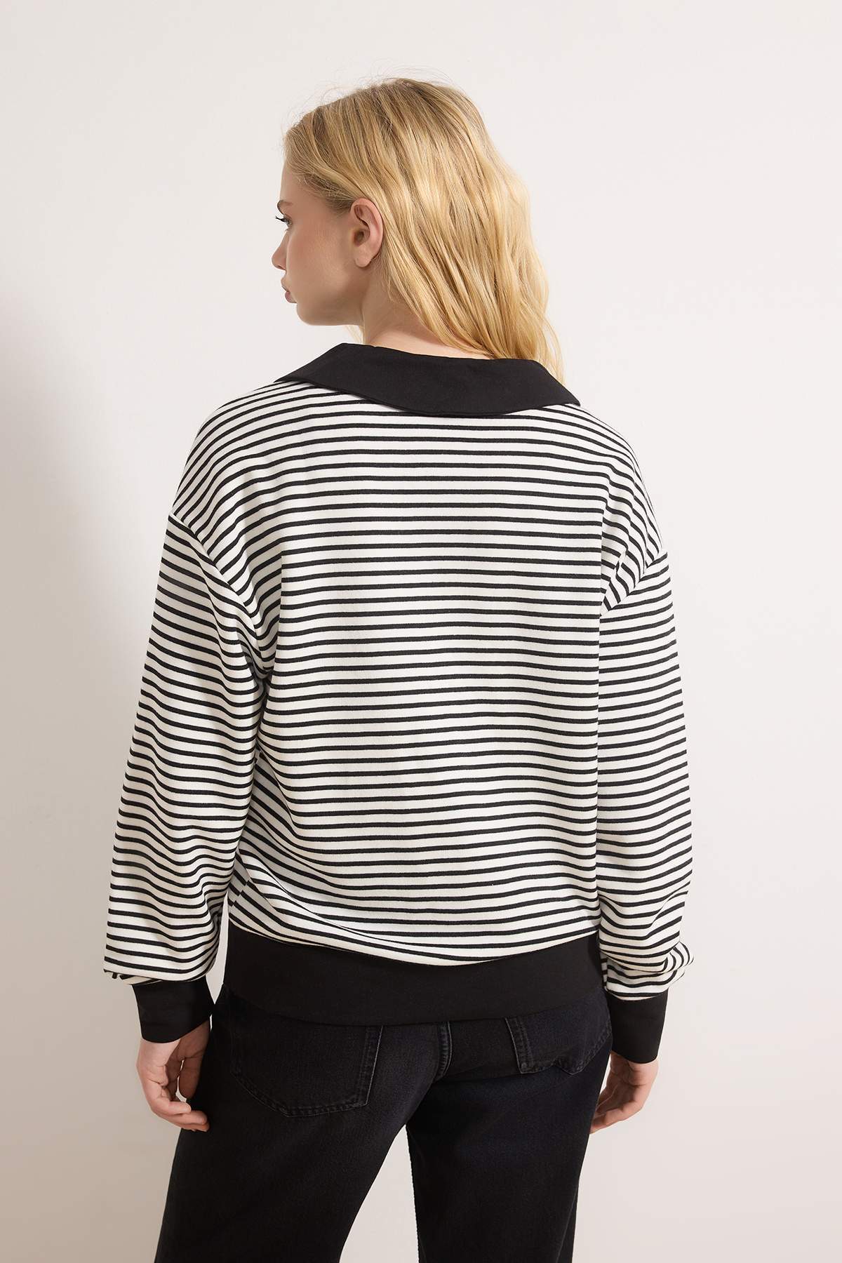 Trendyolmilla  Siyah Çizgili Kalp Nakışlı Regular/Normal Kalıp Örme Sweatshirt TWOAW26SW00003 - Görsel 4