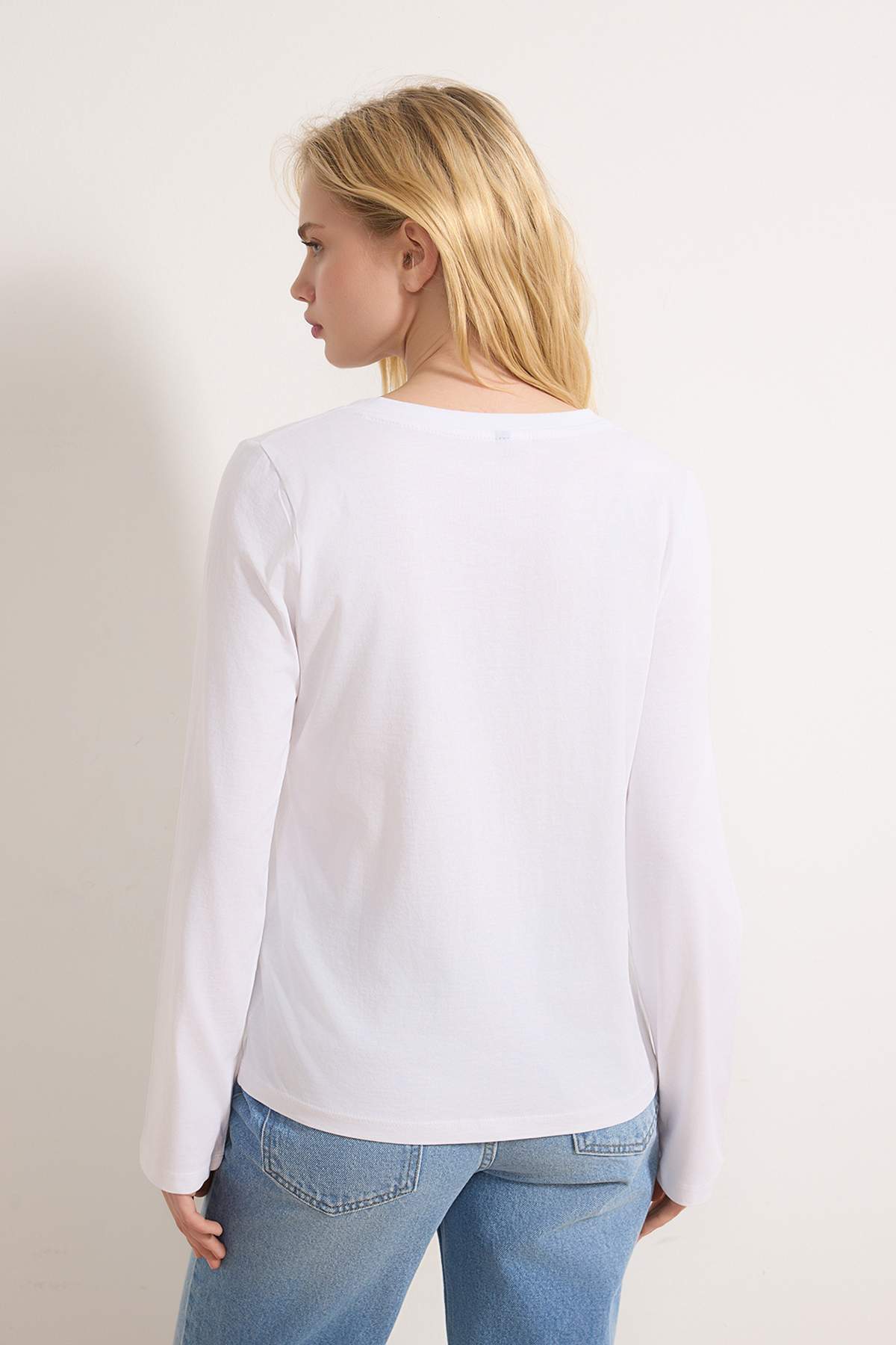 Trendyolmilla  Siyah-Beyaz 2'li Paket %100 Pamuk V Yaka Regular/Normal Kesim Örme T-Shirt TWOAW25TS00002 - Görsel 8