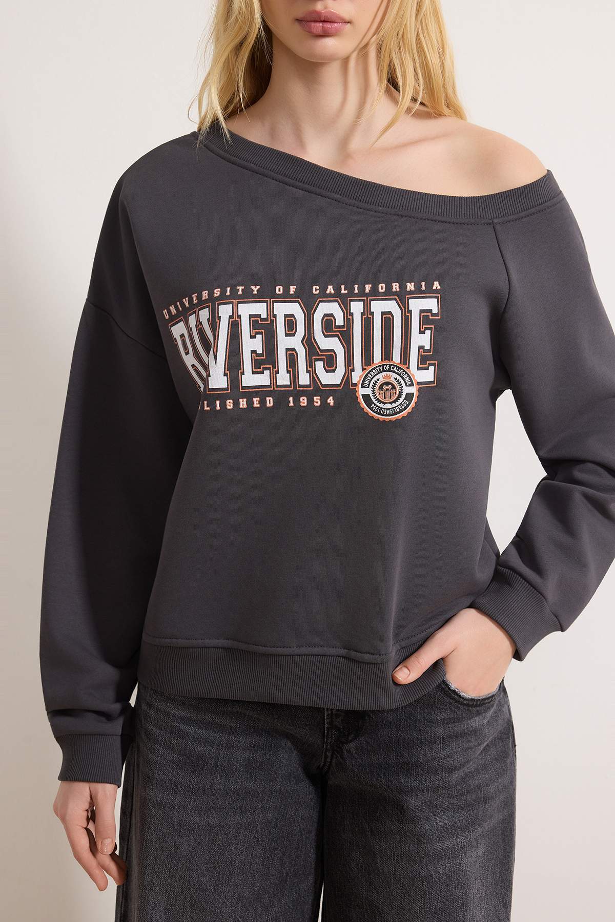 Trendyolmilla  Teen Antrasit Slogan Baskılı Açık Omuzlu Örme Sweatshirt TWOAW26SW00201 - Görsel 3