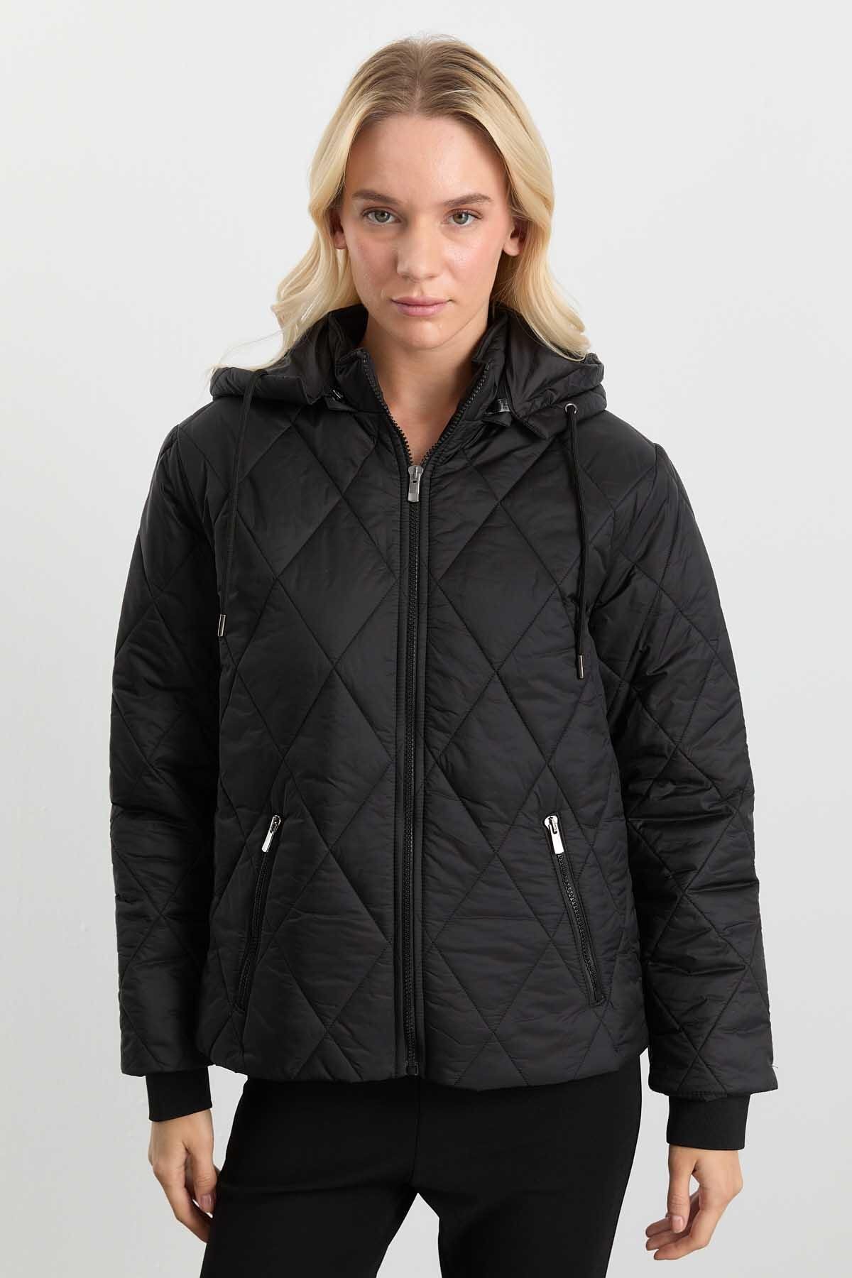 Selen Giyim  Kapüşonlu Önü Fermuarlı Kısa Mont / SİYAH