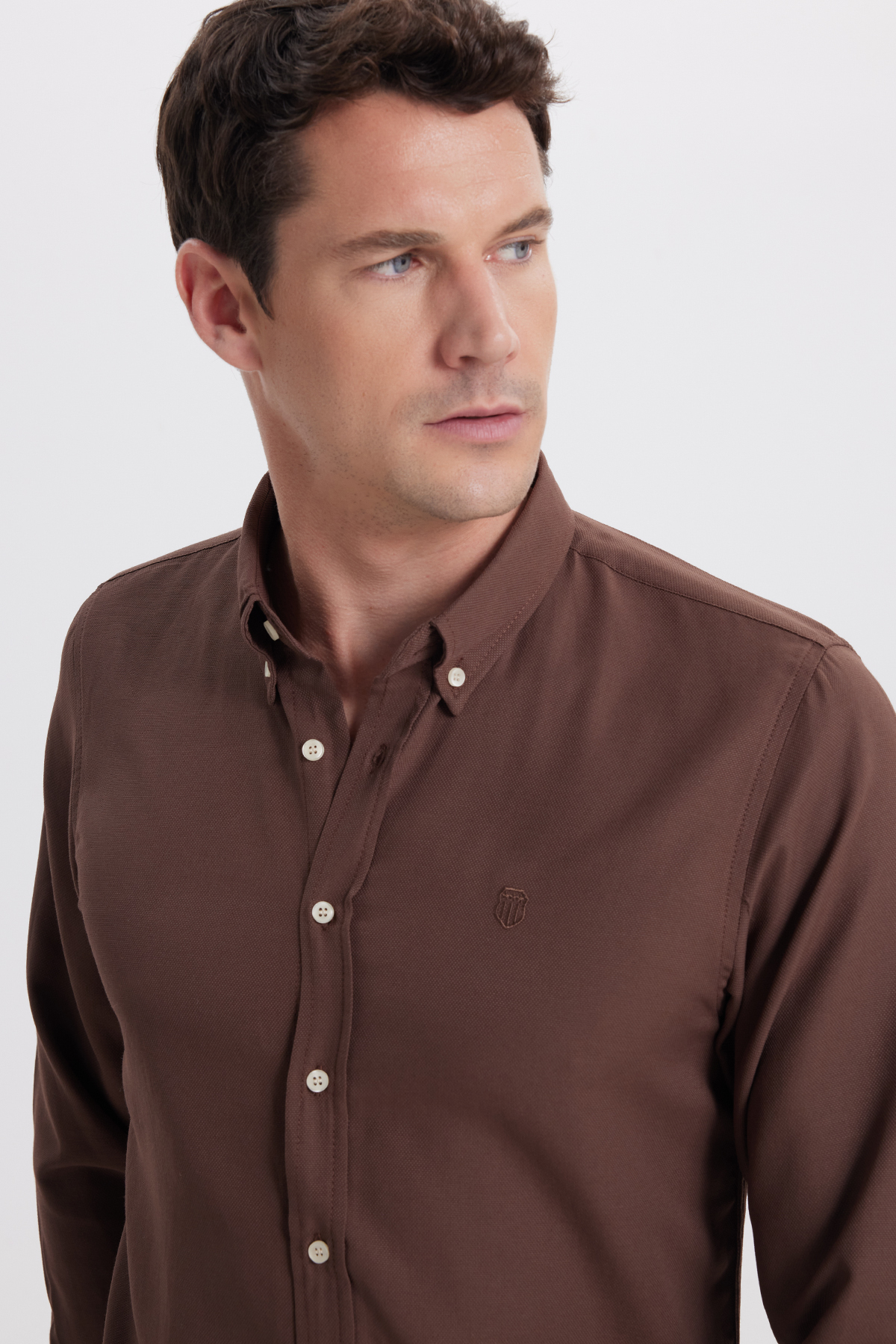 Tudors  Erkek Slim Fit Dar Kesim Düz Oxford Armalı Düğmeli Yaka Kahverengi Spor Gömlek - Görsel 2
