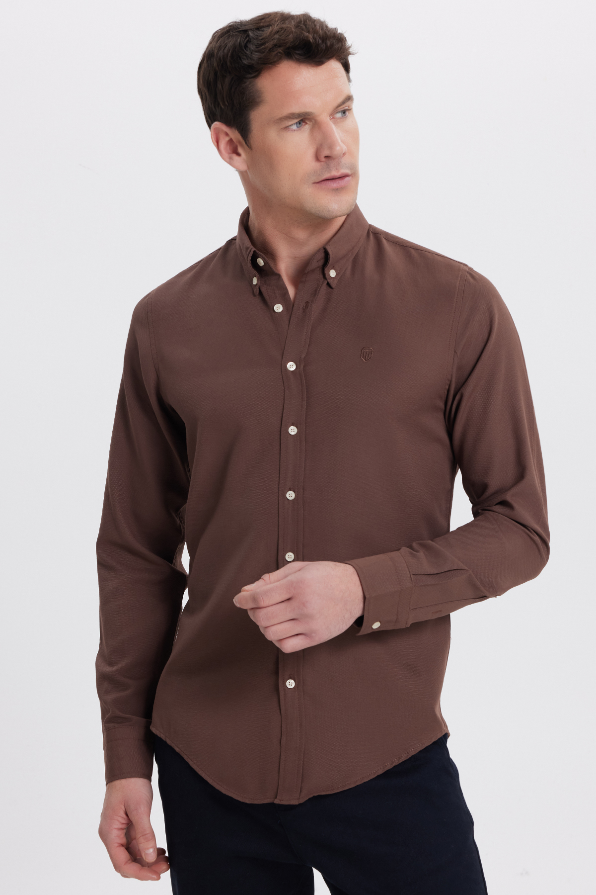 Tudors  Erkek Slim Fit Dar Kesim Düz Oxford Armalı Düğmeli Yaka Kahverengi Spor Gömlek - Görsel 6