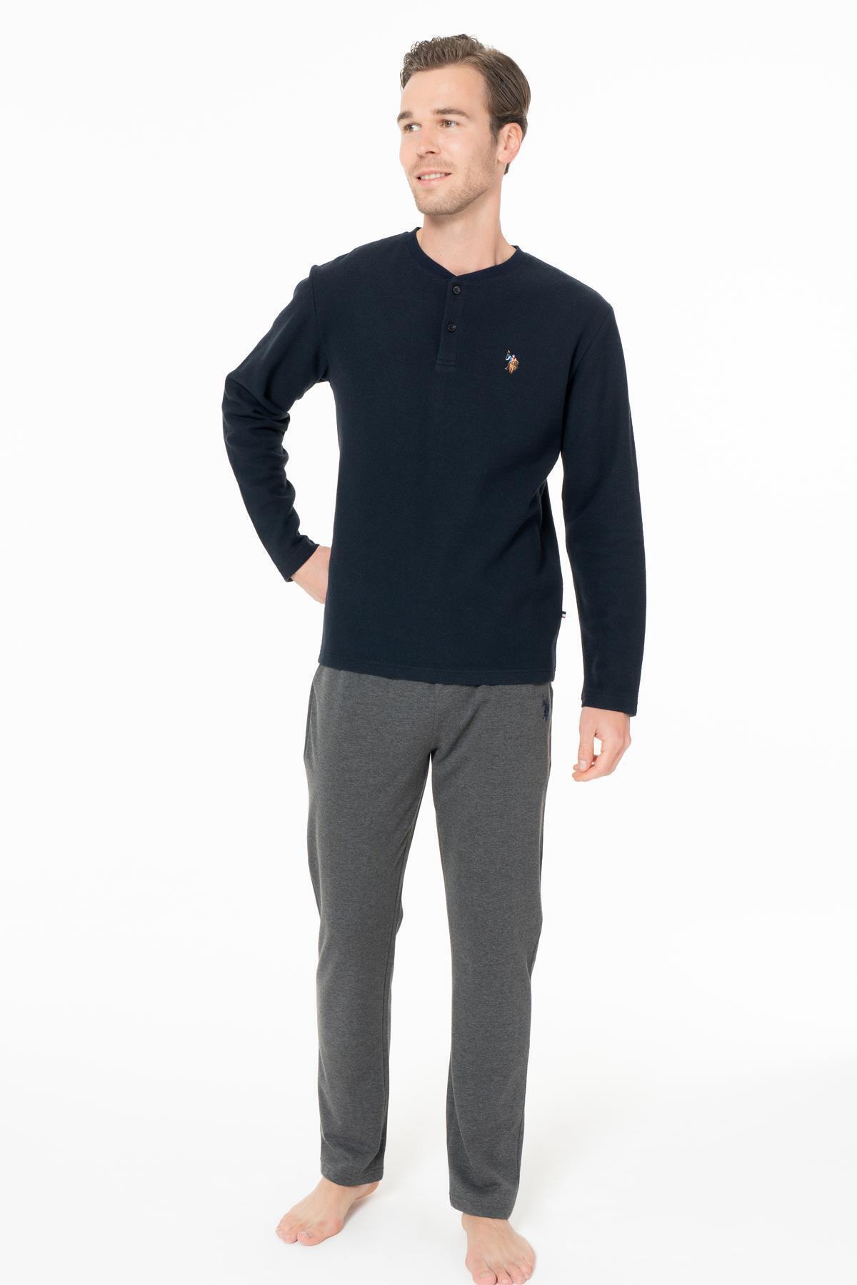 یو اس پولو ست لباس خواب زمستانی مردانه یقه دکمه‌دار آستین بلند - سرمه‌ای - سایز XL