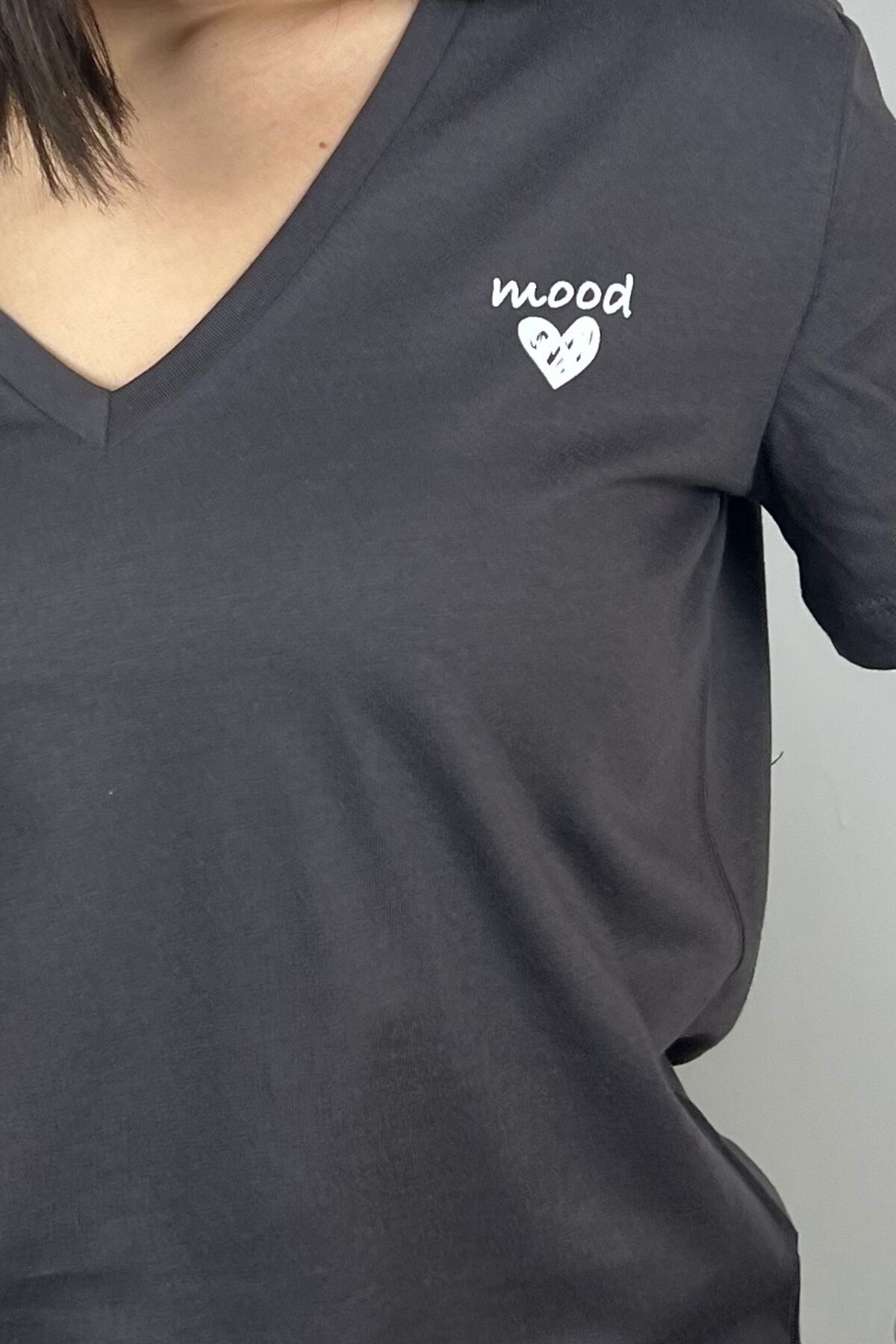 Mood Lab  Kadın %100 Pamuk V Yaka Antrasit Kısa Kollu Tişört - Kalp Baskılı - Görsel 4