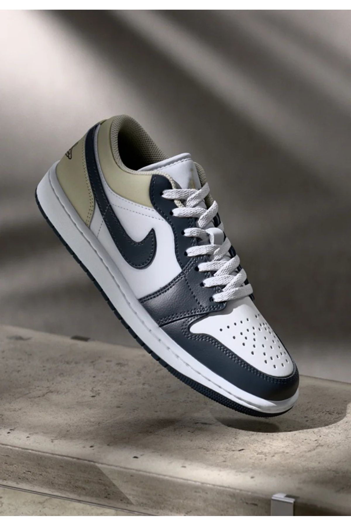Nike Air Jordan 1 low 白／ベージュ／黒　30cm 1_org_zoom.jpg