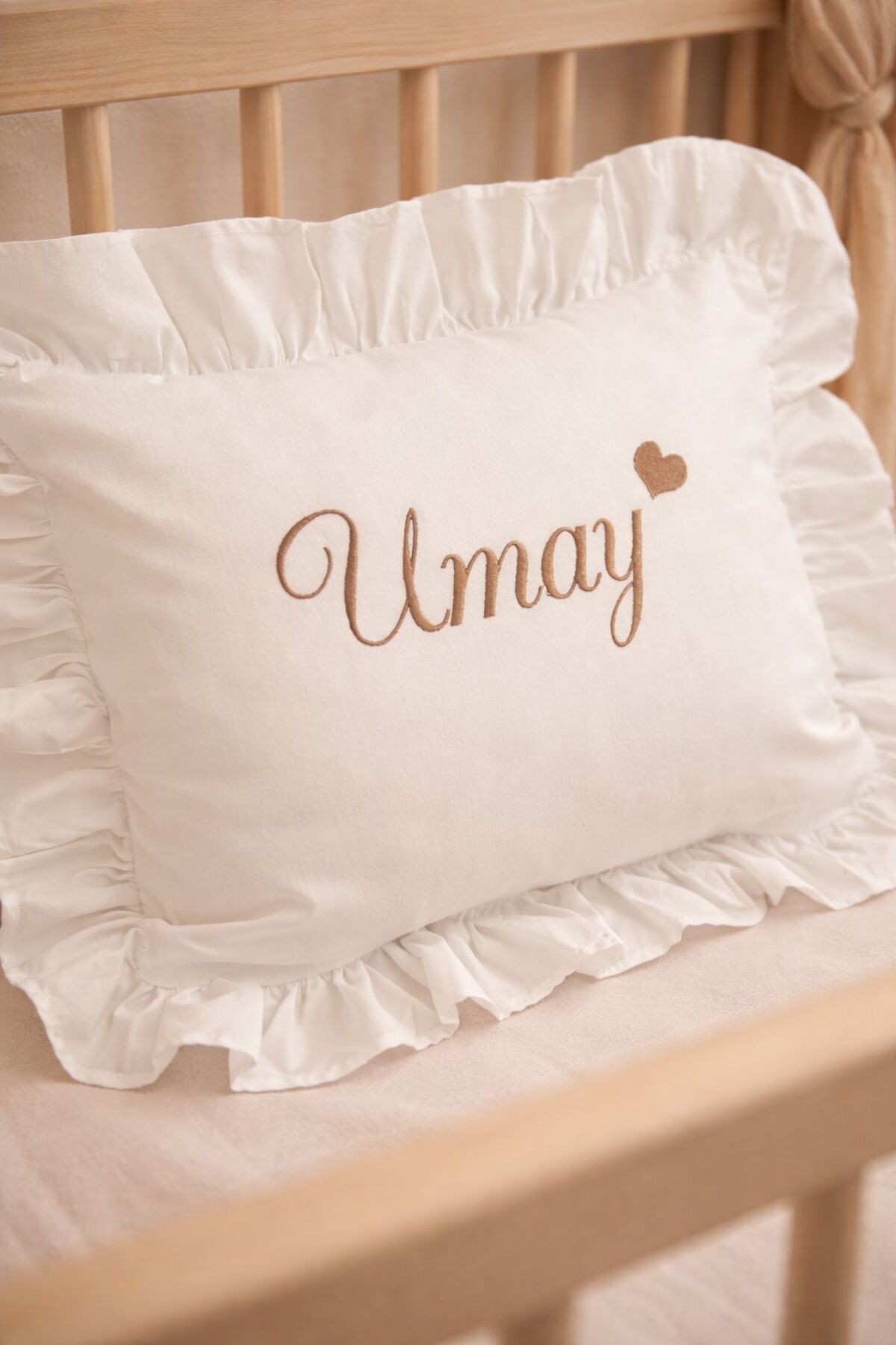 JUNİPERUS Kişiye İsime Özel Nakışlı Fırfır Detaylı Takı ve Bebek Yastığı Yastık Silikonlu fotoğrafı 3 (önizleme)