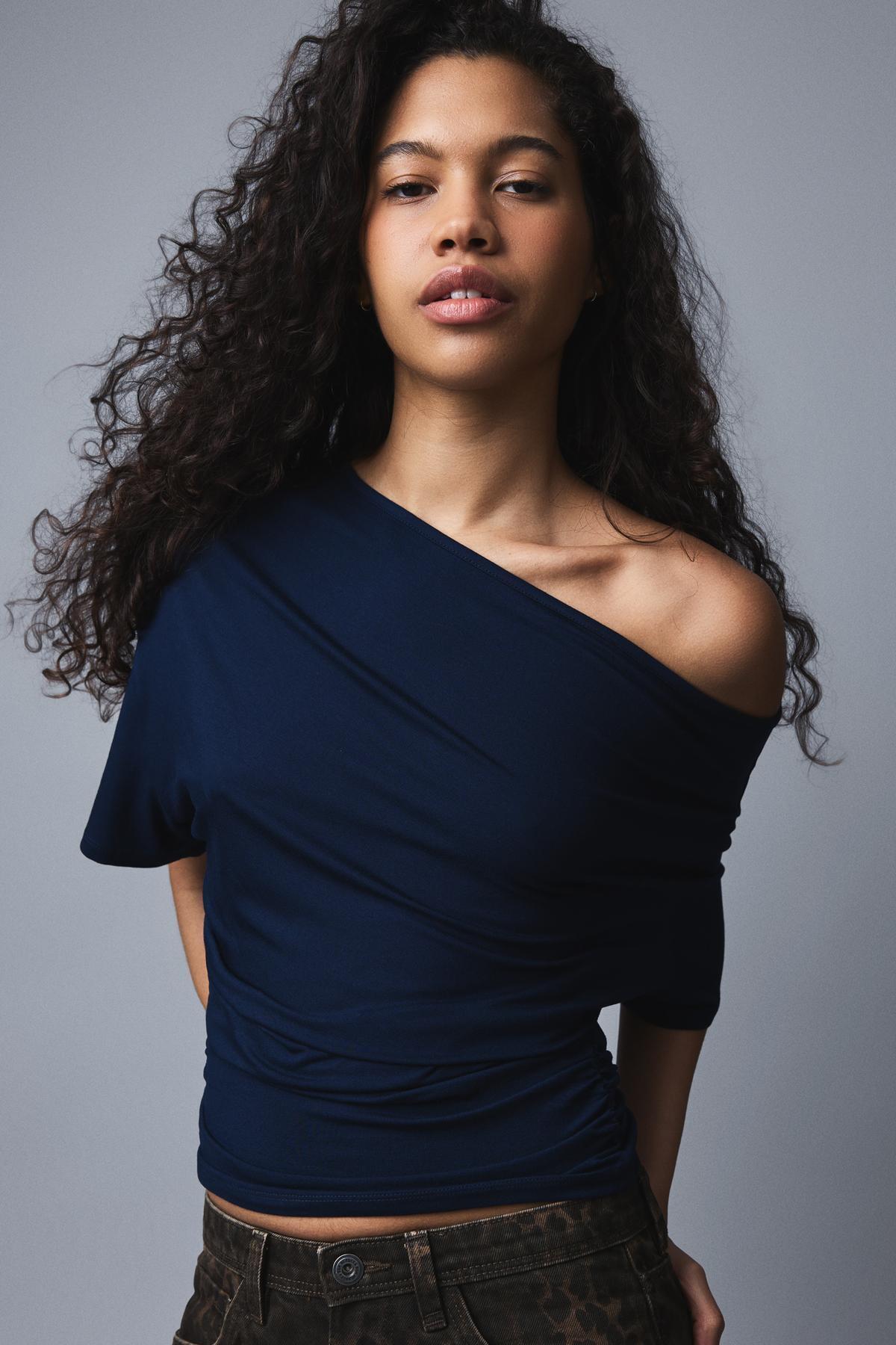 Bershka  Asimetrik baskılı kısa kollu tişört