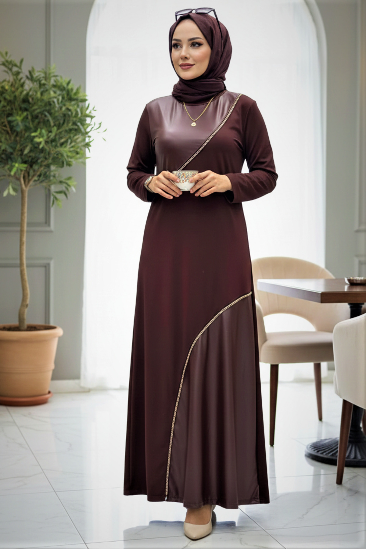 modamira  Kadın Kahverengi Pamuk Viskon Deri ve Zincir Detaylı Şık Davet Tasarım Tarz Boydan Tesettür Elbise - Görsel 8