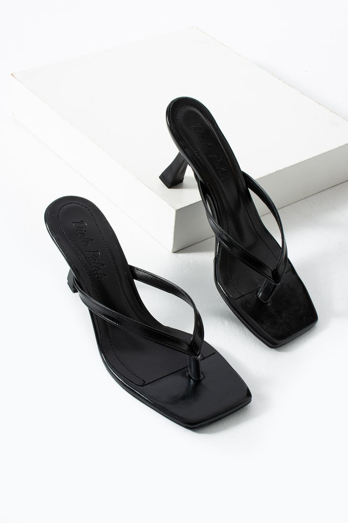 diclepolat Γυναικείες μαύρες παντόφλες με λεπτό λουράκι και τακούνι Vela