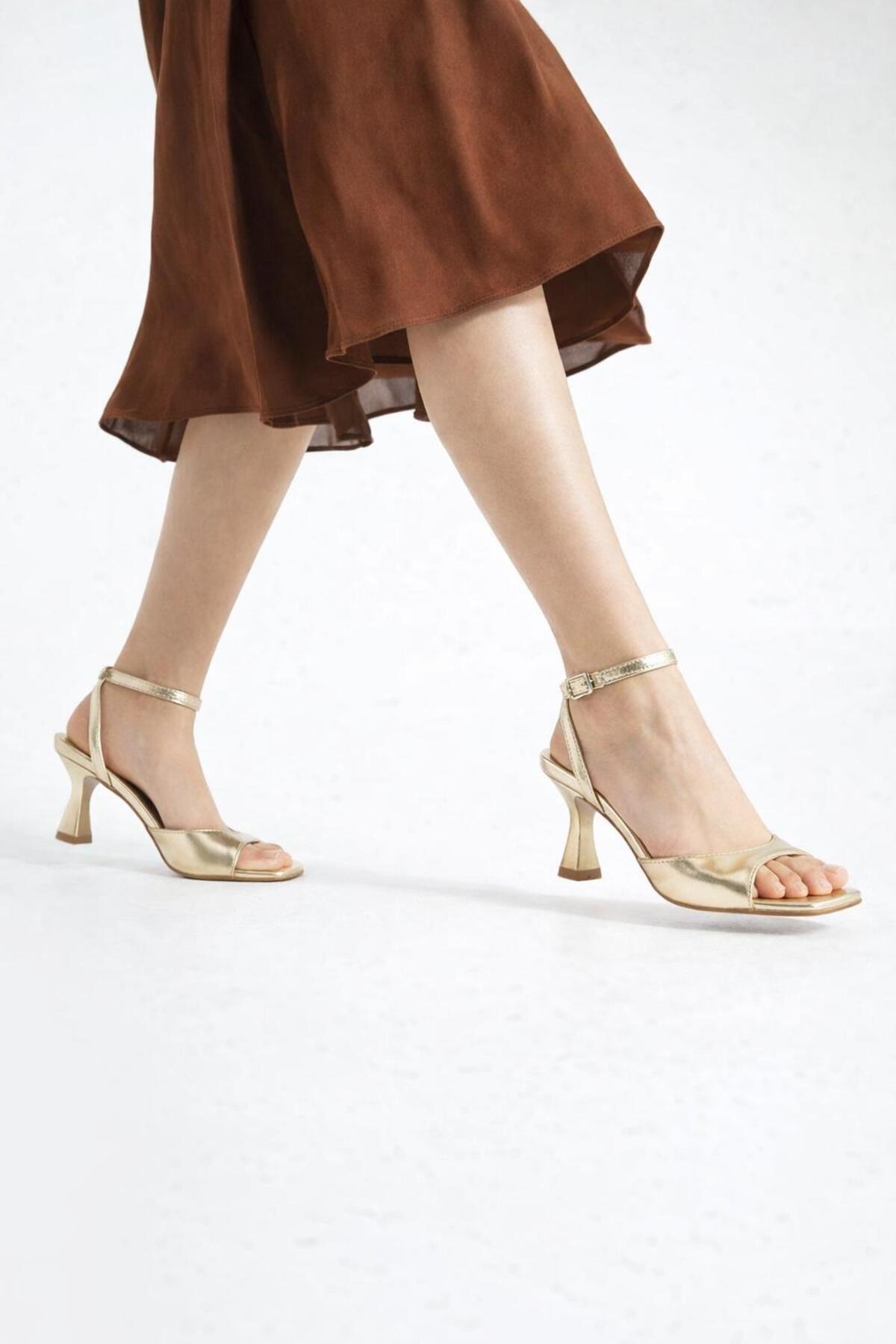 Büşra Sultan Ayakkabı & Çanta  Kadın Metalik Altın Tek Bant Topuklu Abiye Ayakkabı 8 Cm - Görsel 3