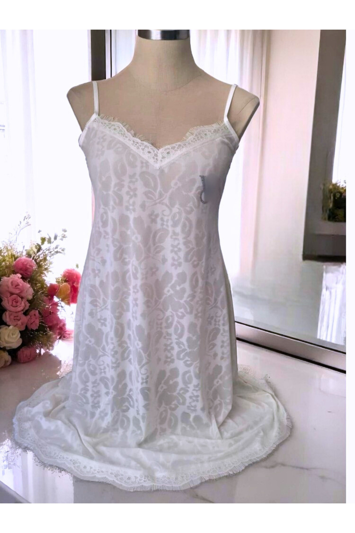 OLY UNDERWEAR BEYAZ DANTELLİ DESENLİ GECELİK