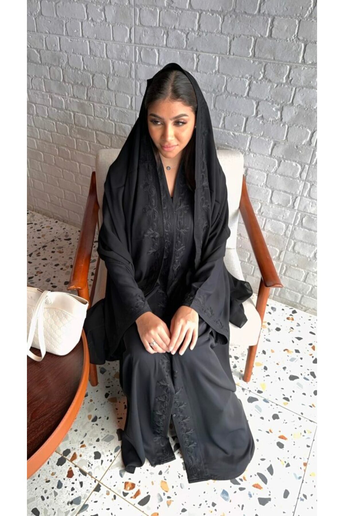 عباية ساترة عملية بتطريز اسود لأيام العيد والدوام