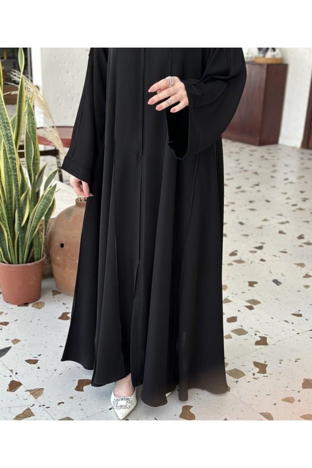 Karmen عباية سدل أسود فاحم كريب بقصة ربع كلوش بنتكس – عباية سعودية فاخرة بطقط...