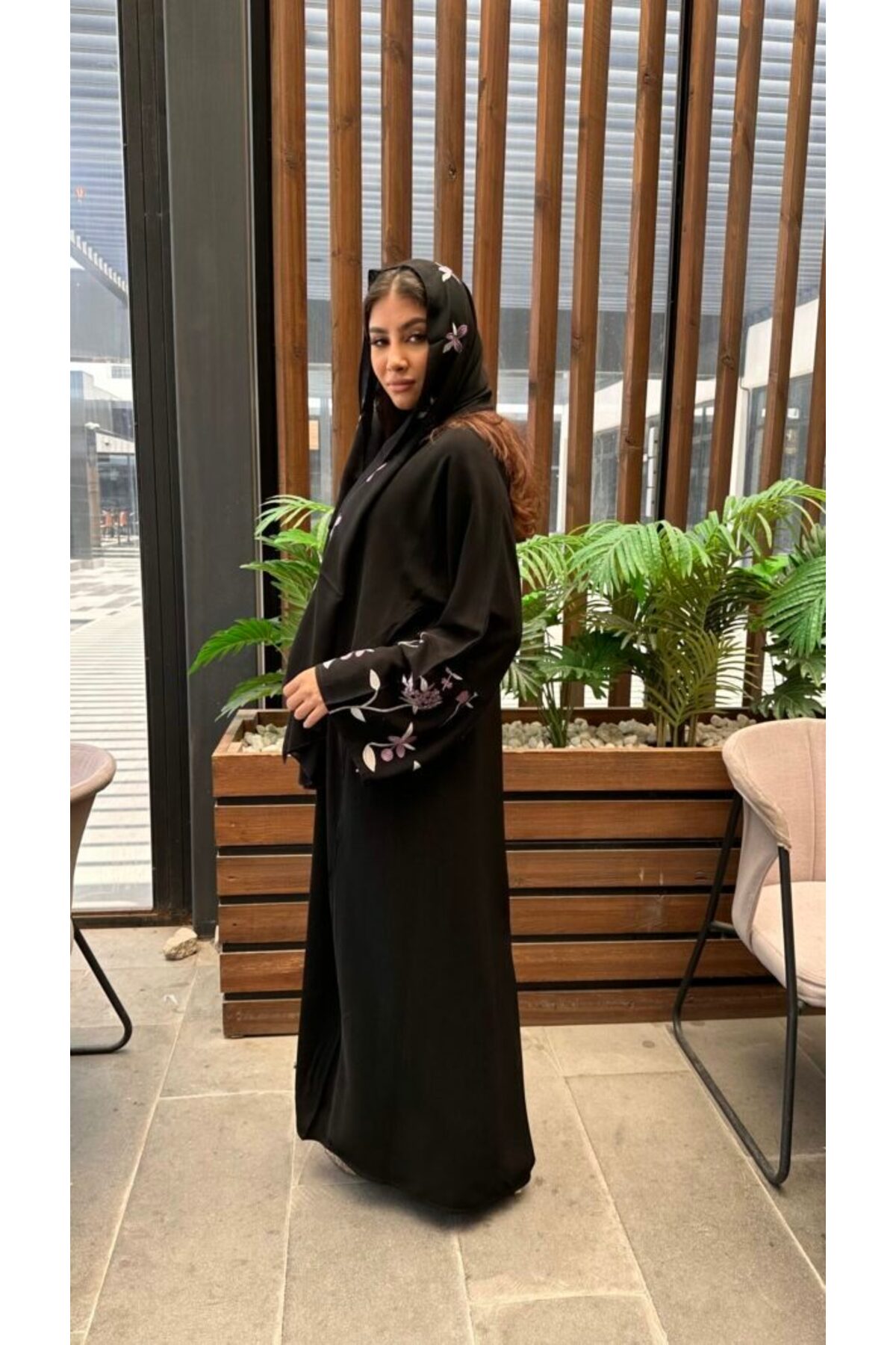 عباية كلوش كريب ملكي بكم مشجر