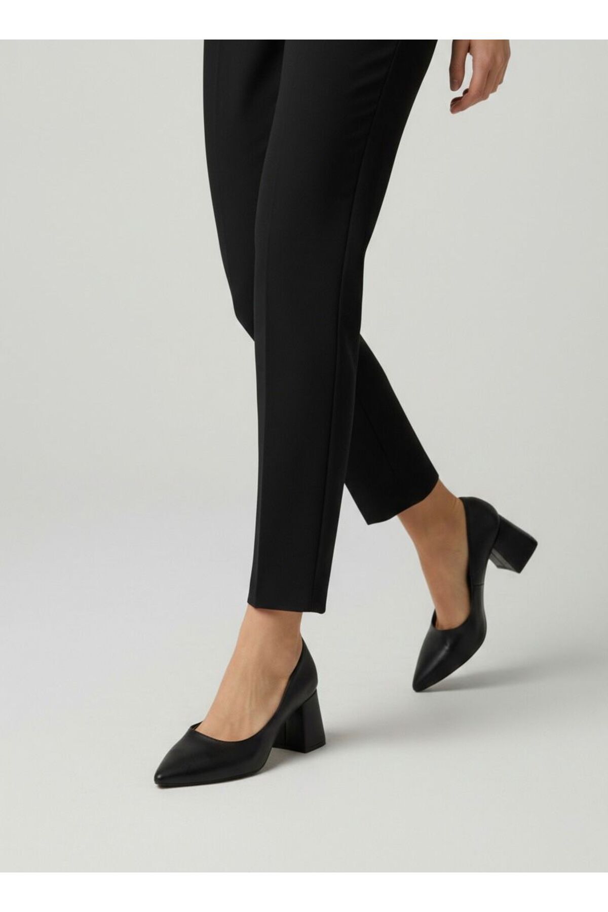 NOVELLAM SHOES  Kadın Siena Siyah Cilt Sivri Burun Blok Topuklu Klasik Ayakkabı - Görsel 3