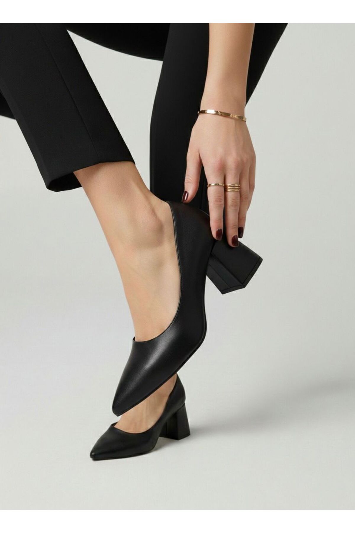 NOVELLAM SHOES  Kadın Siena Siyah Cilt Sivri Burun Blok Topuklu Klasik Ayakkabı