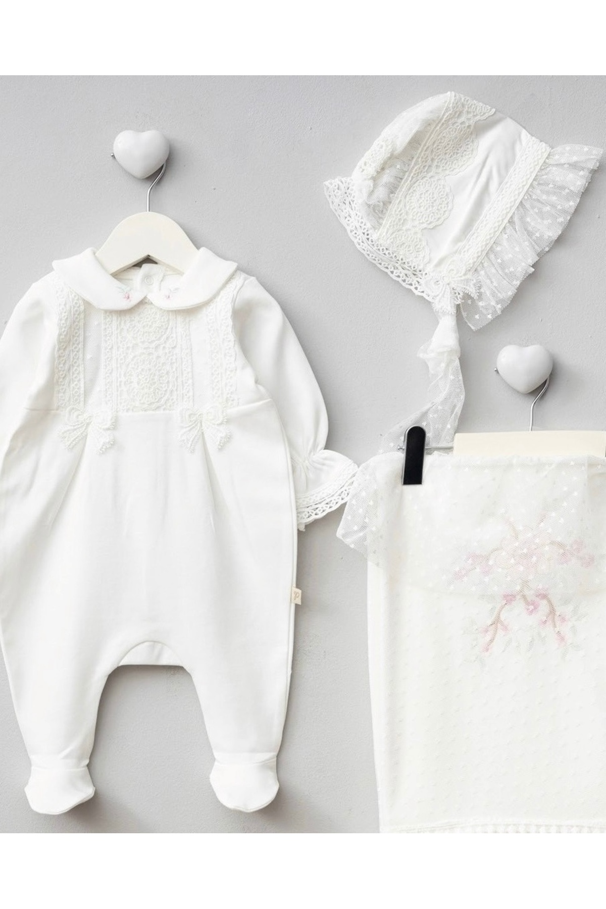 Mert Baby Angela 3'lü Şapkalı Dantel Detaylı Organik Hastane Çıkış Seti %100 Pamuk Yenidoğan Kız Bebek fotoğrafı 3 (önizleme)