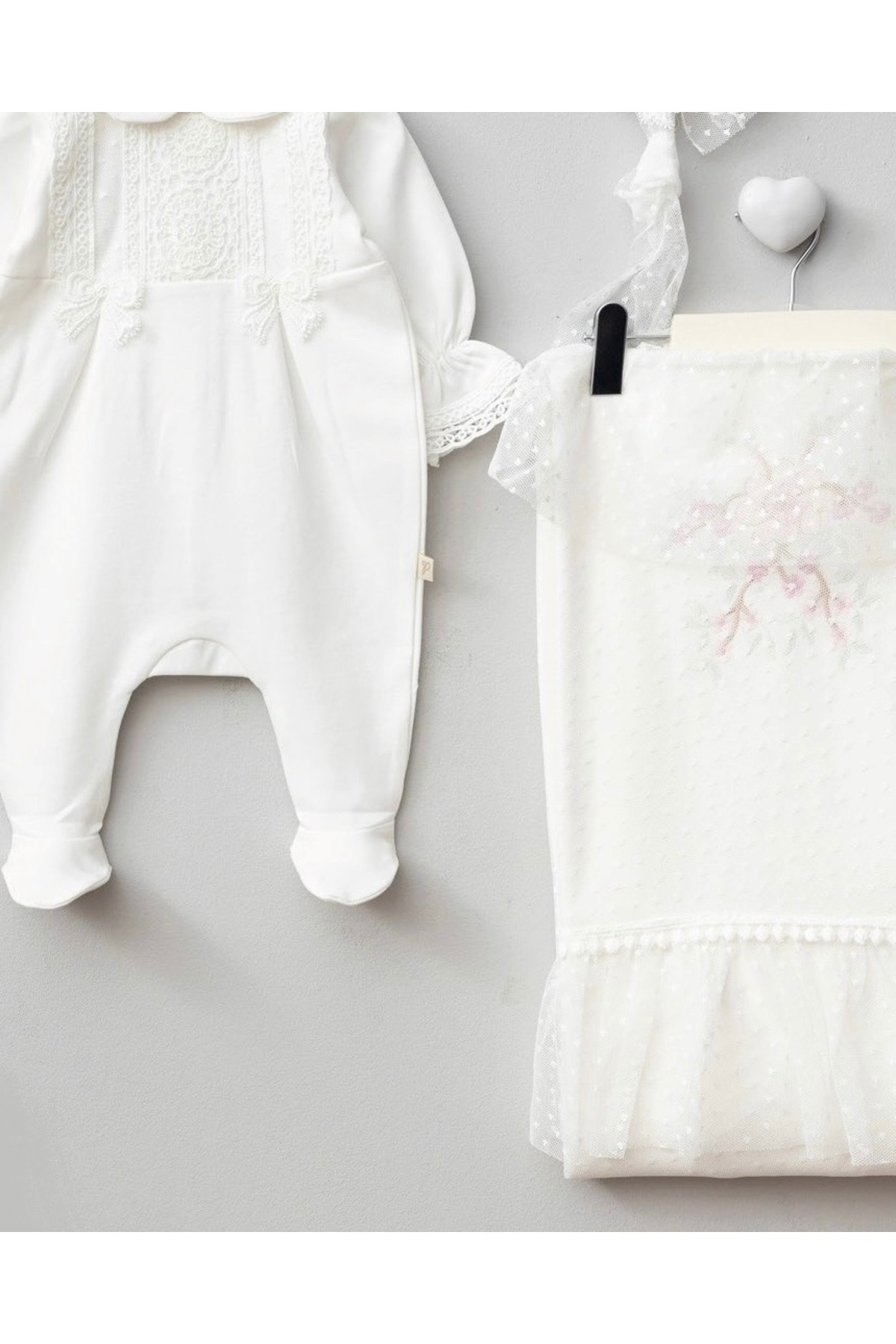 Mert Baby Angela 3'lü Şapkalı Dantel Detaylı Organik Hastane Çıkış Seti %100 Pamuk Yenidoğan Kız Bebek fotoğrafı 6 (önizleme)