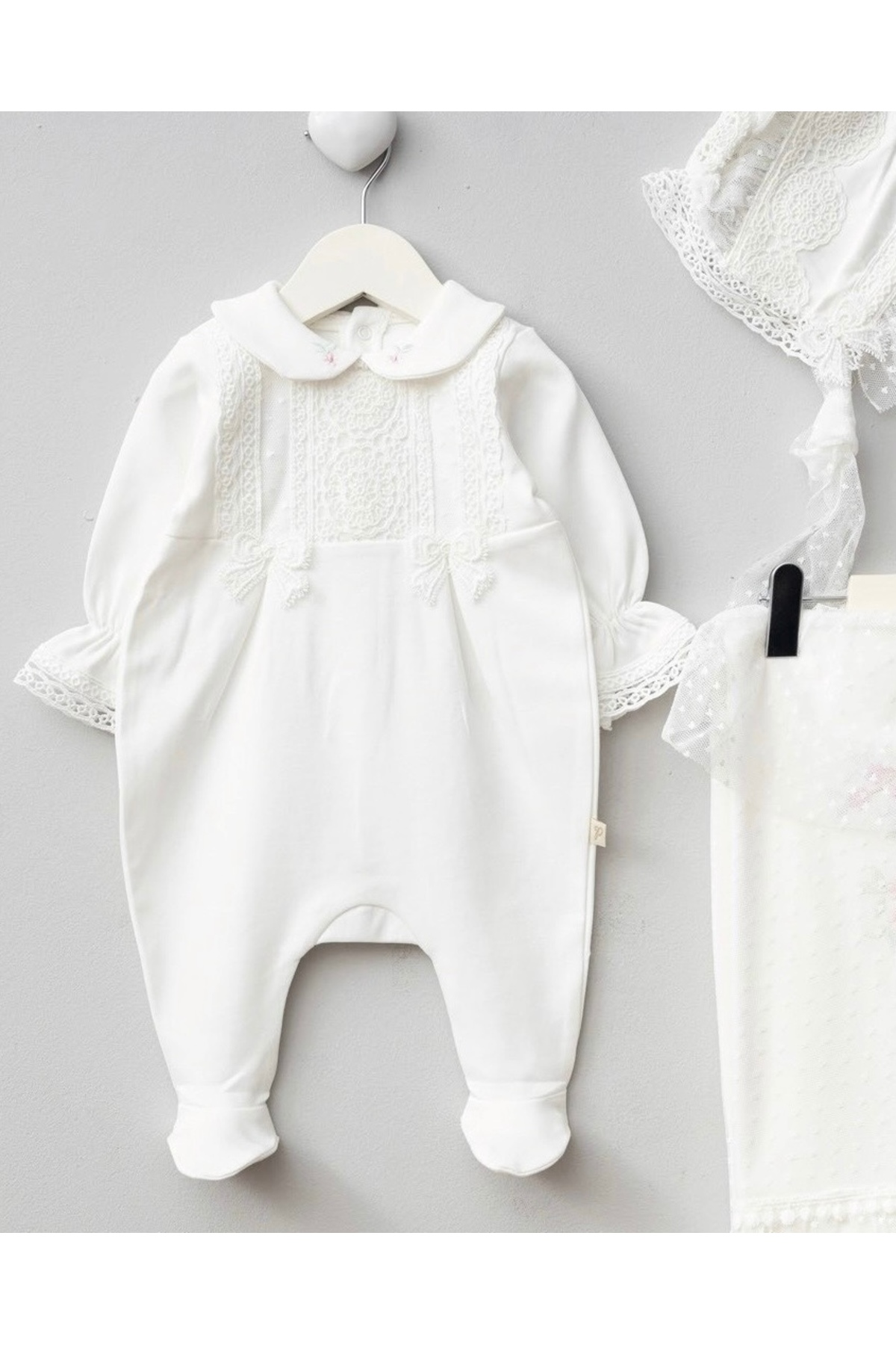 Mert Baby Angela 3'lü Şapkalı Dantel Detaylı Organik Hastane Çıkış Seti %100 Pamuk Yenidoğan Kız Bebek fotoğrafı 4 (önizleme)