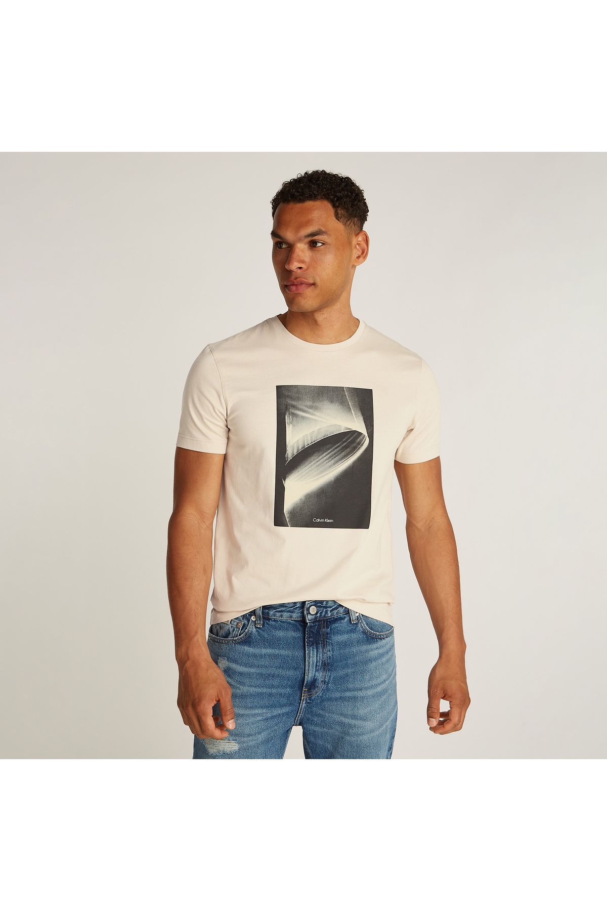 کلوین کلاین تی شرت مردانه طرح گرافیکی Faded Light به رنگ بژ