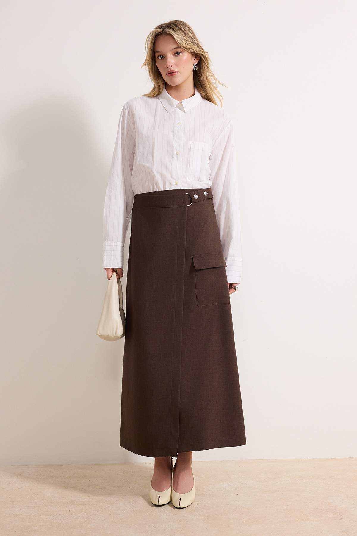 Trendyol Modest Brązowa sukienka z kopertowym dekoltem i kieszeniami, długa s...