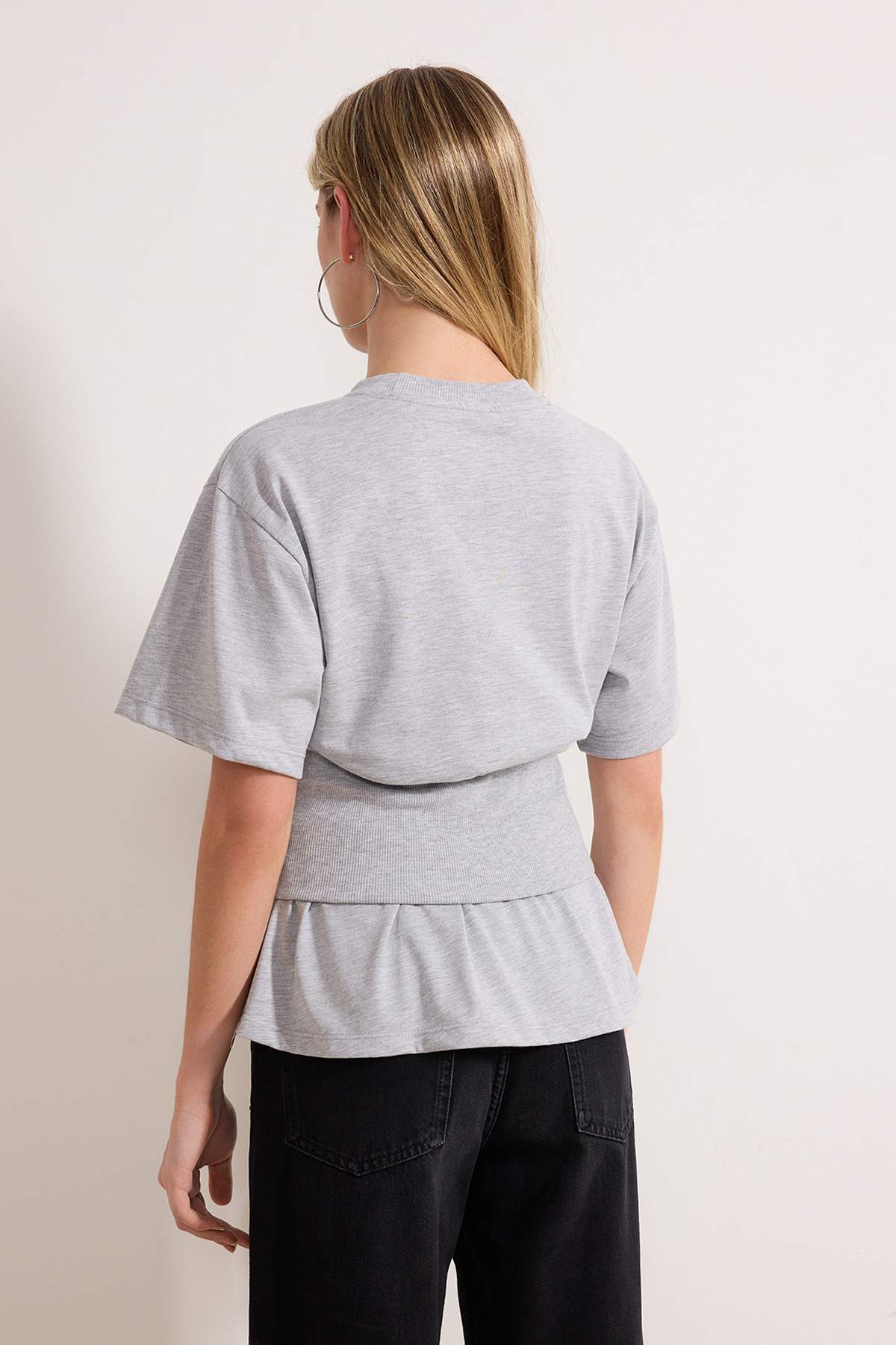 Trendyolmilla  Gri Melanj Fitted/Vücuda Oturan Düşük Kol Kısa Kollu Tok %100 Pamuk Örme T-Shirt TWOSS26TS00046 - Görsel 4