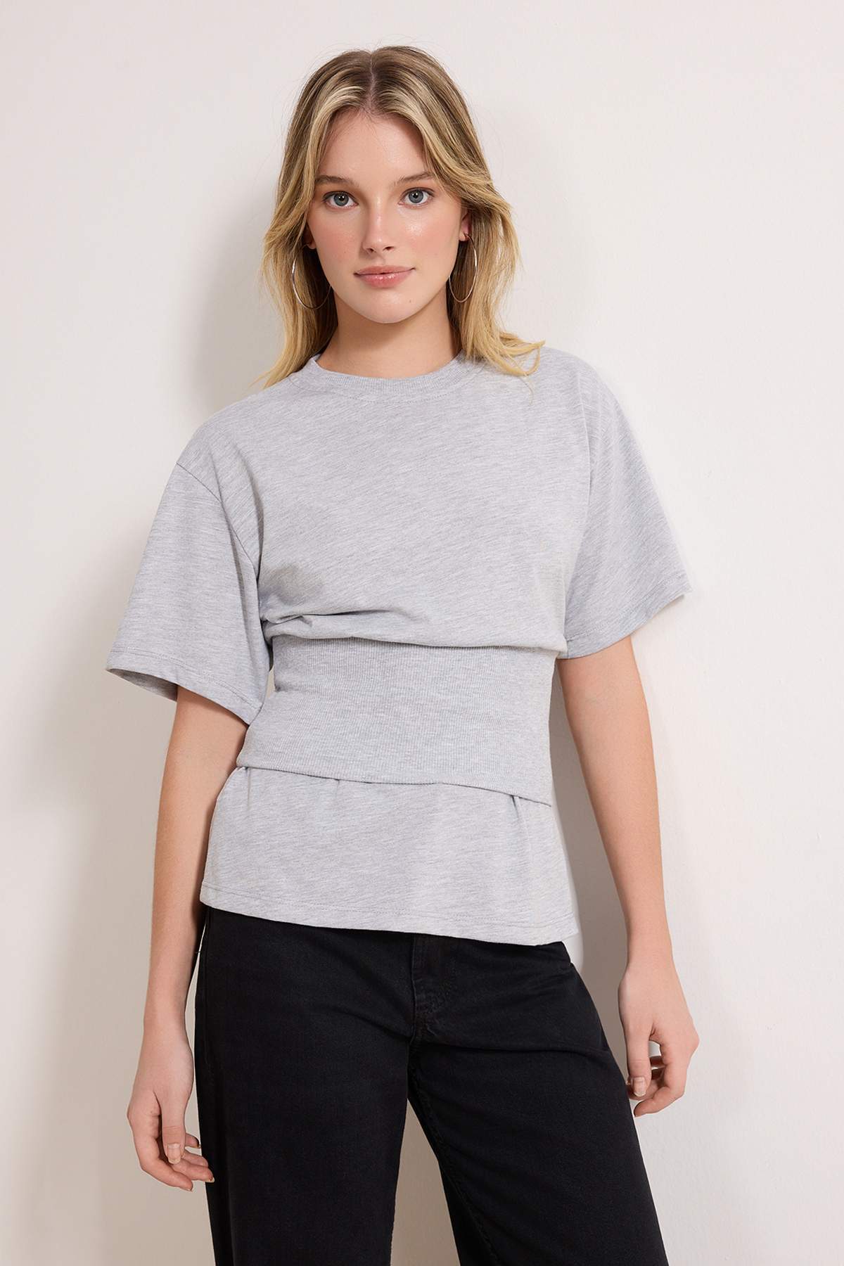 Trendyolmilla  Gri Melanj Fitted/Vücuda Oturan Düşük Kol Kısa Kollu Tok %100 Pamuk Örme T-Shirt TWOSS26TS00046 - Görsel 2