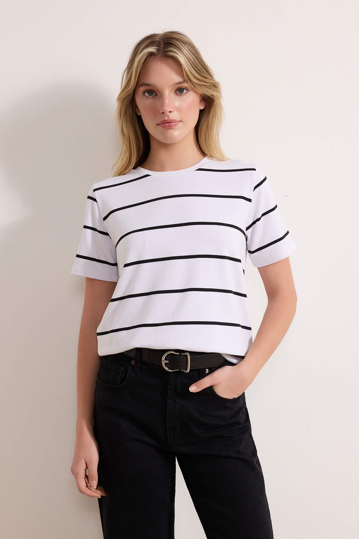 Trendyolmilla  Ekru Çizgili Regular/Normal Kalıp Kısa Kollu Tok %100 Pamuk Örme T-Shirt TWOSS26TS00049 - Görsel 4