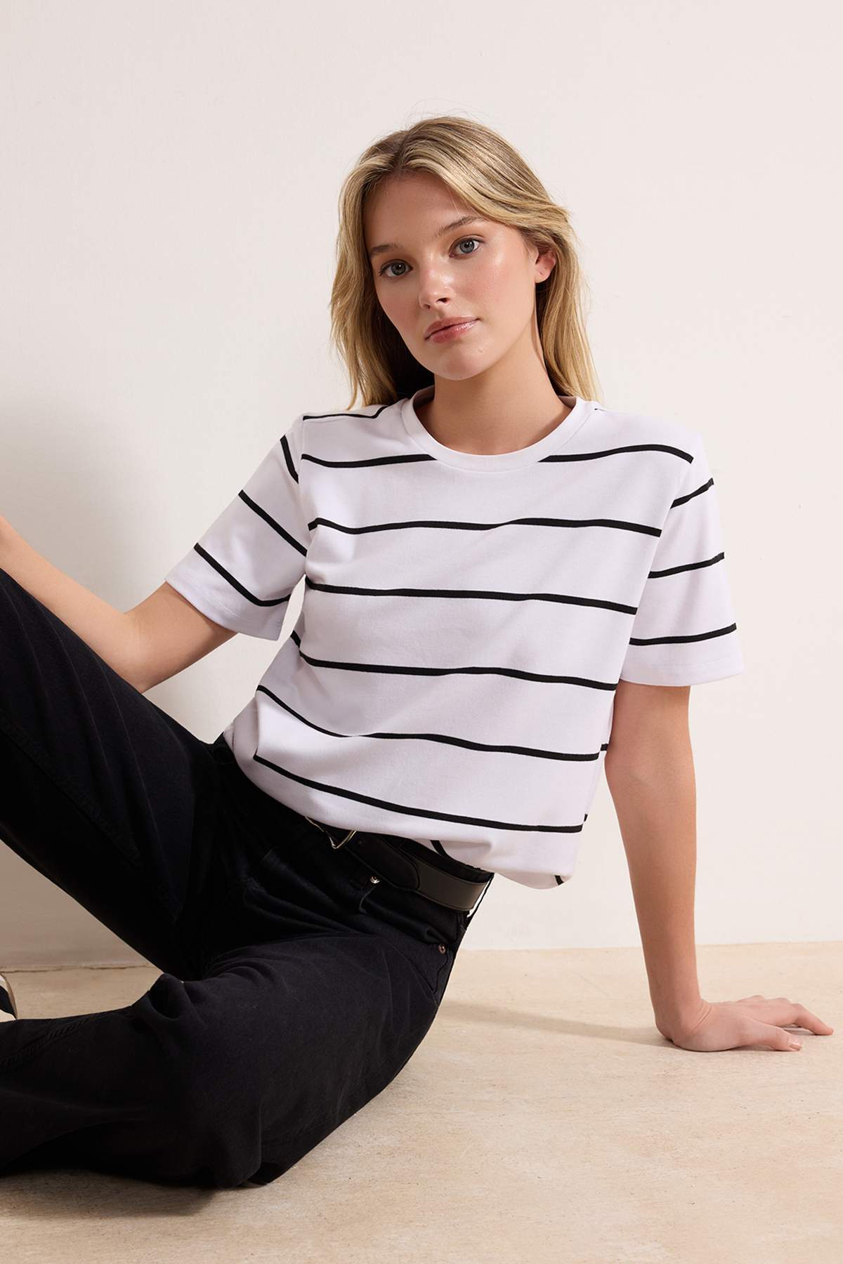 Trendyolmilla  Ekru Çizgili Regular/Normal Kalıp Kısa Kollu Tok %100 Pamuk Örme T-Shirt TWOSS26TS00049 - Görsel 5