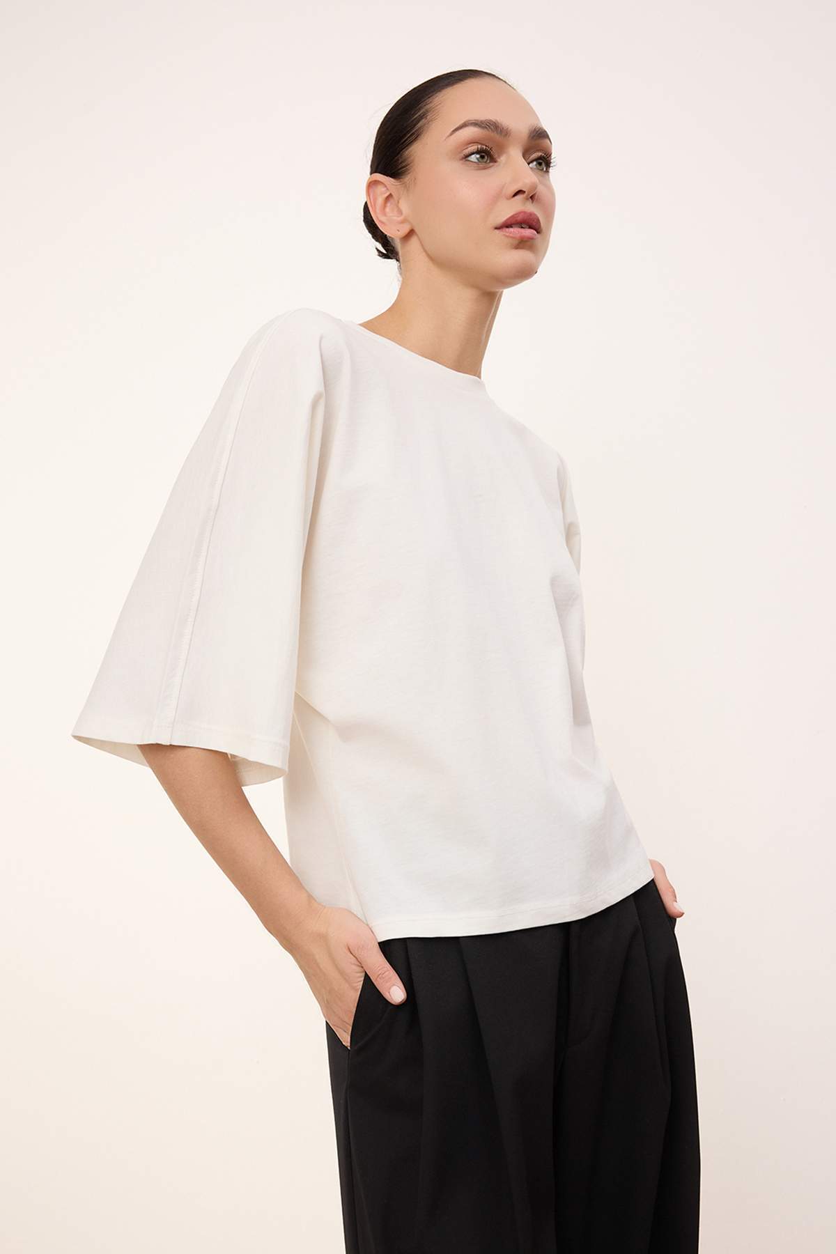 Trendyolmilla  Wardrobe Essentials-Ekru Geniş Kalıp Yarasa Kol %100 Pamuk Örme T-Shirt TWOSS26TS00047 - Görsel 2