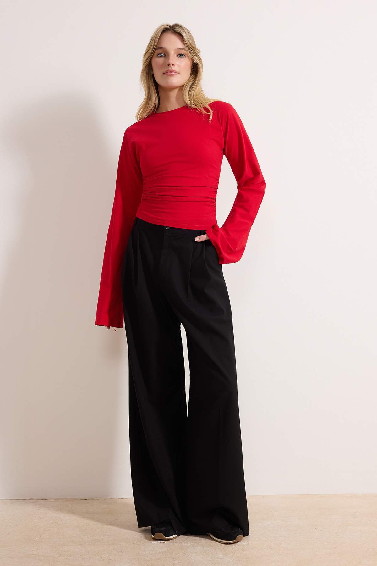 Trendyolmilla  Kırmızı İspanyol Kol Büzgü Detaylı Regular/Normal Kalıp Örme Bluz TWOAW26BZ00293 - Görsel 2