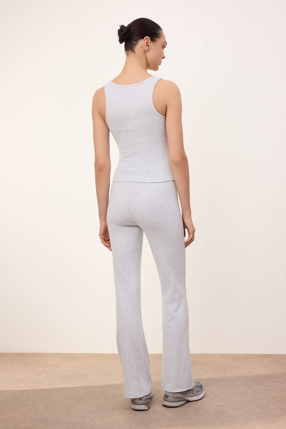 Trendyolmilla  Wardrobe Essentials-Gri Melanj Fitted/Vücuda Oturan İspanyol Paça Örme Alt-Üst Takım TWOSS26AU00010 - Görsel 4